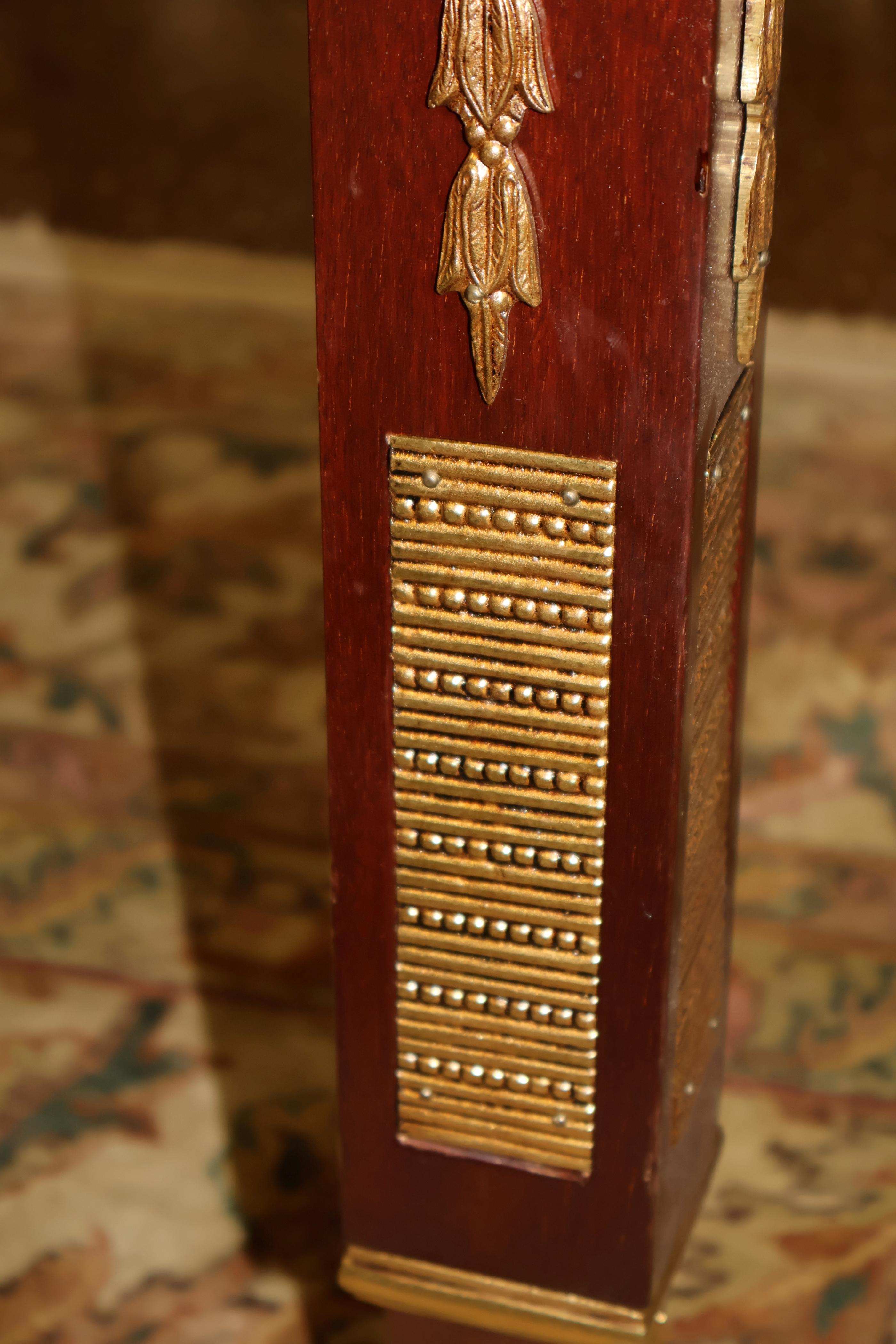Credenza da ufficio in stile francese Luigi XV con piano in pelle di mogano e montatura in bronzo in vendita 9