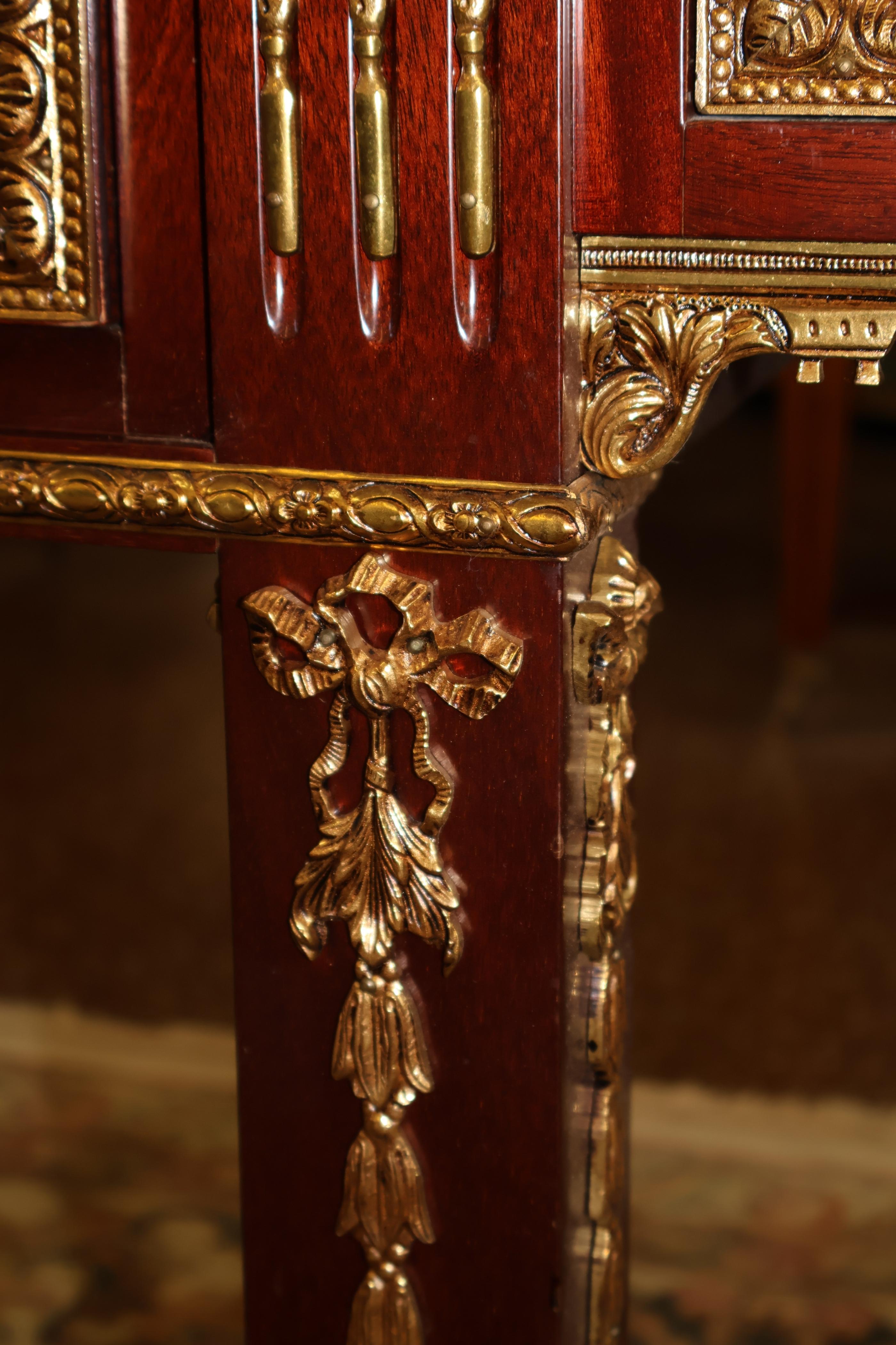 Credenza da ufficio in stile francese Luigi XV con piano in pelle di mogano e montatura in bronzo in vendita 10