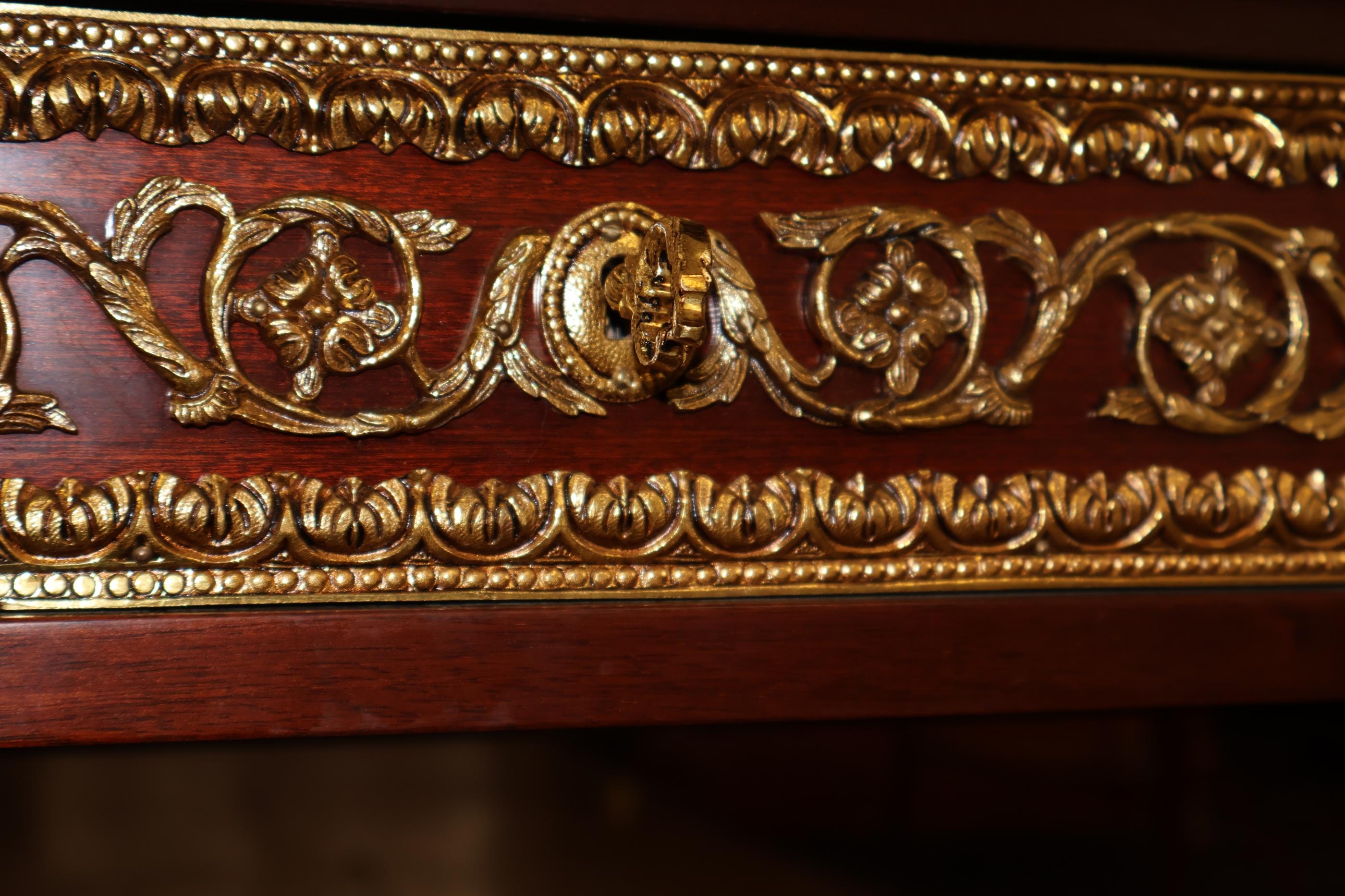 Credenza da ufficio in stile francese Luigi XV con piano in pelle di mogano e montatura in bronzo in vendita 11