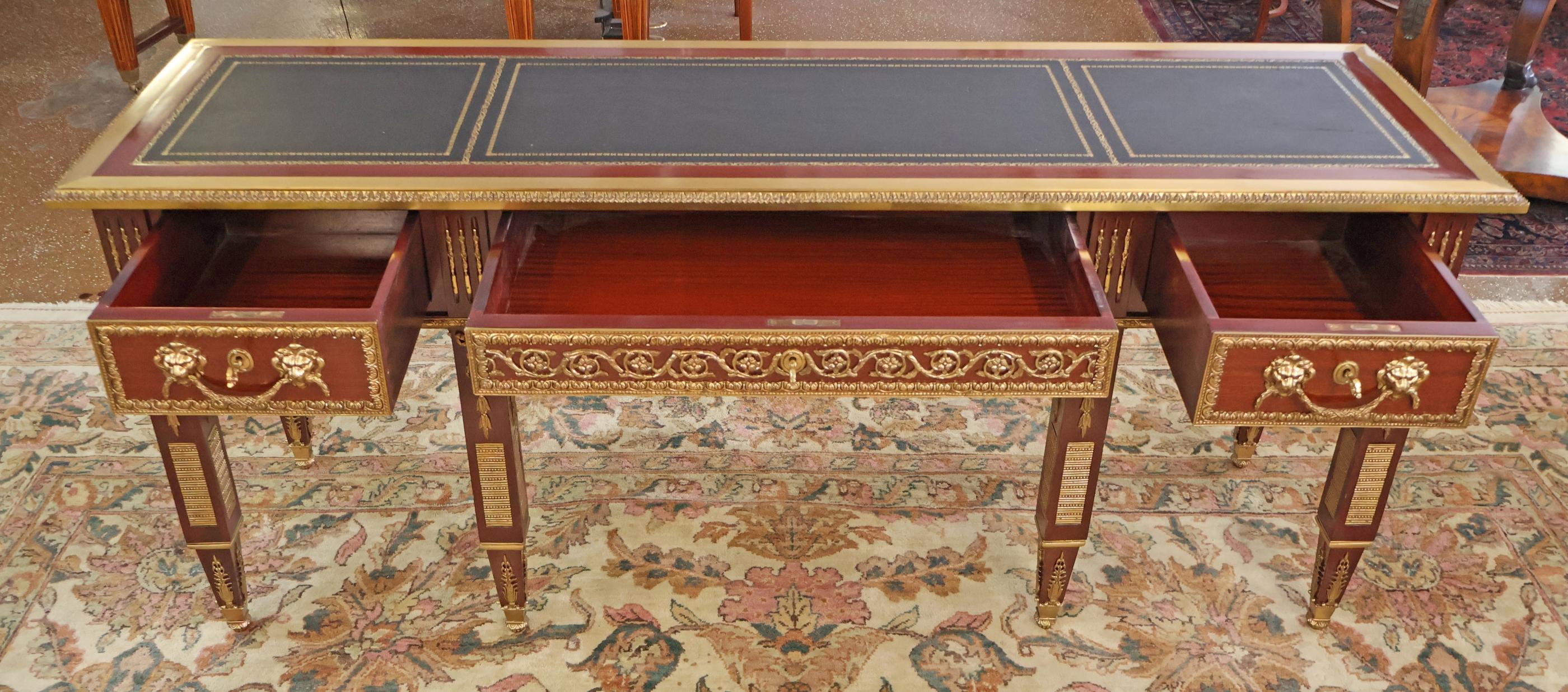 Credenza da ufficio in stile francese Luigi XV con piano in pelle di mogano e montatura in bronzo

Dimensioni: 72