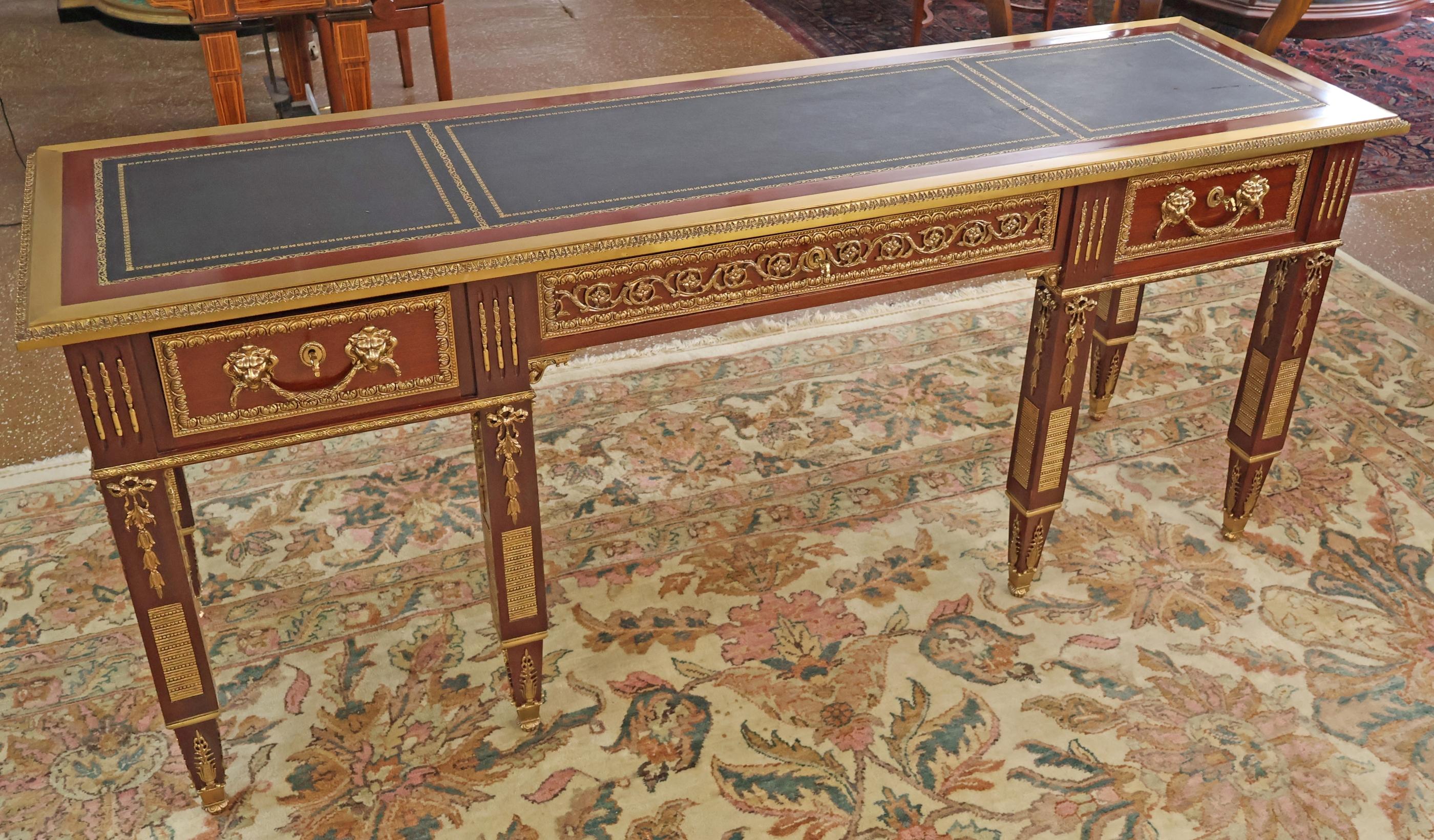 Luigi XVI Credenza da ufficio in stile francese Luigi XV con piano in pelle di mogano e montatura in bronzo in vendita