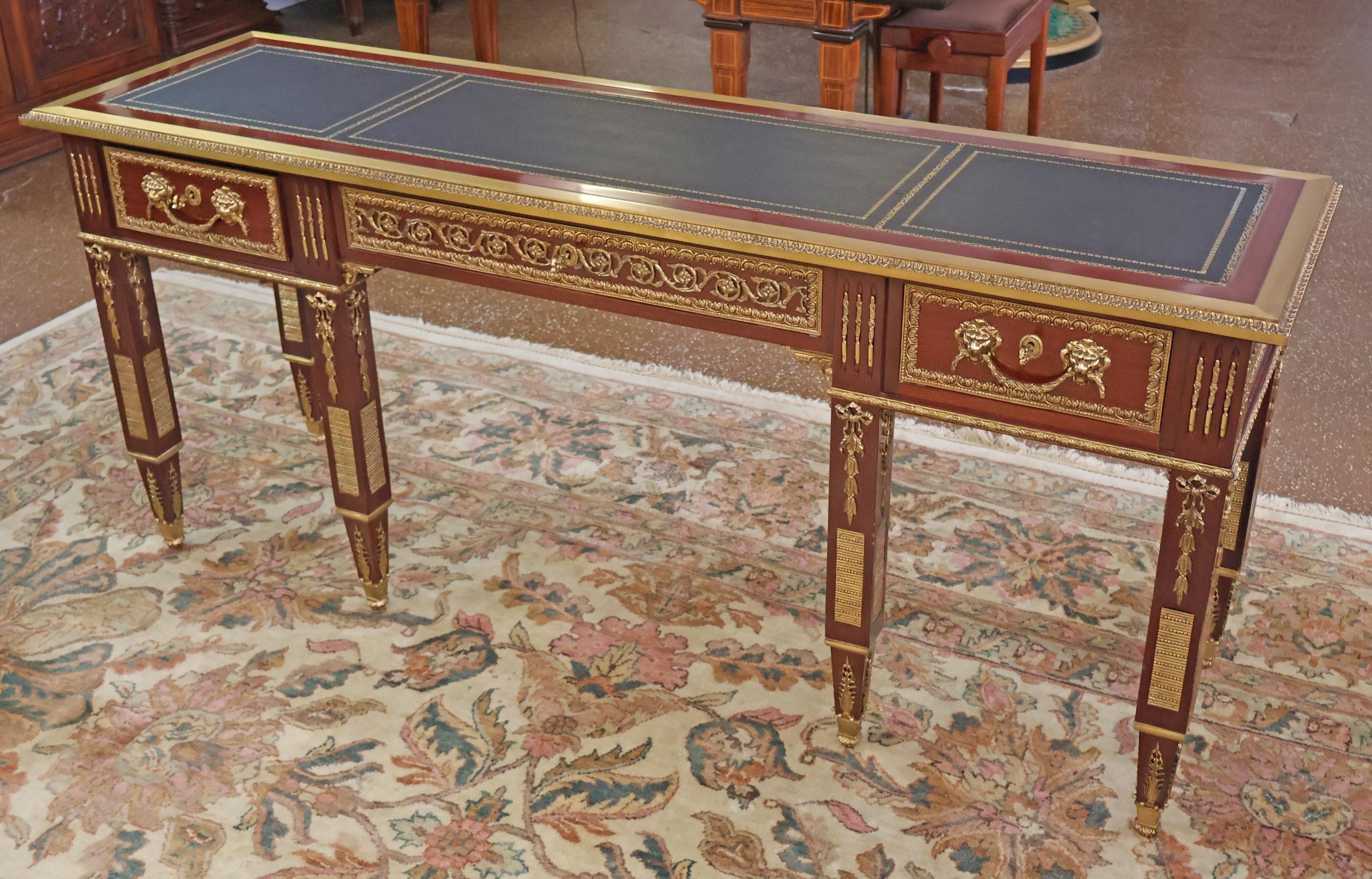 Spagnolo Credenza da ufficio in stile francese Luigi XV con piano in pelle di mogano e montatura in bronzo in vendita