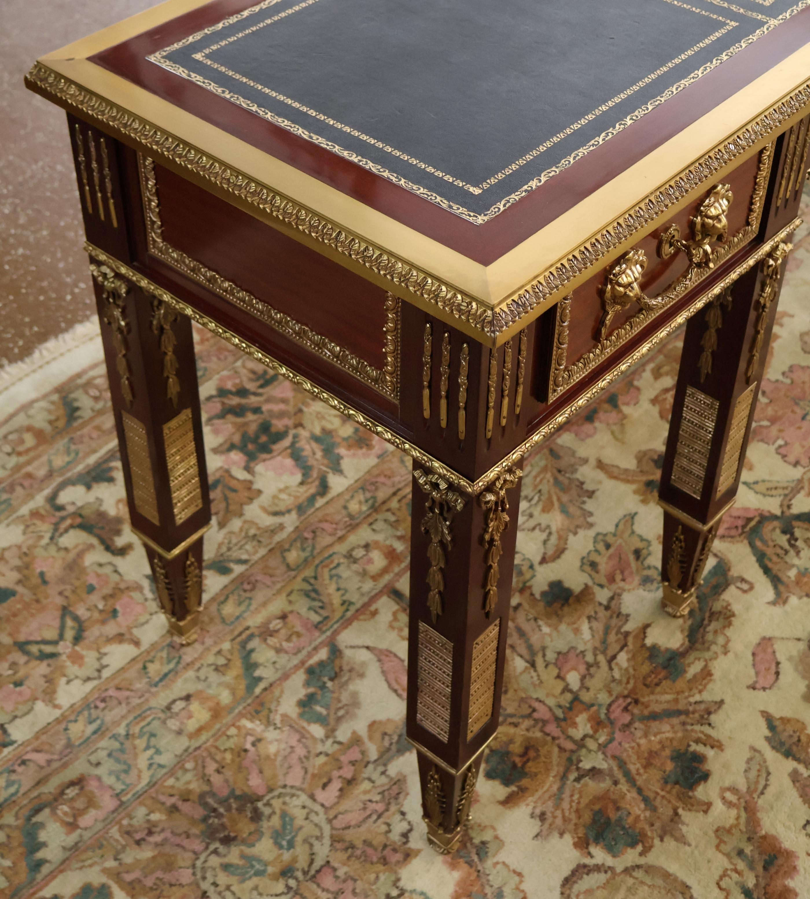 Credenza da ufficio in stile francese Luigi XV con piano in pelle di mogano e montatura in bronzo In condizioni buone in vendita a Long Branch, NJ