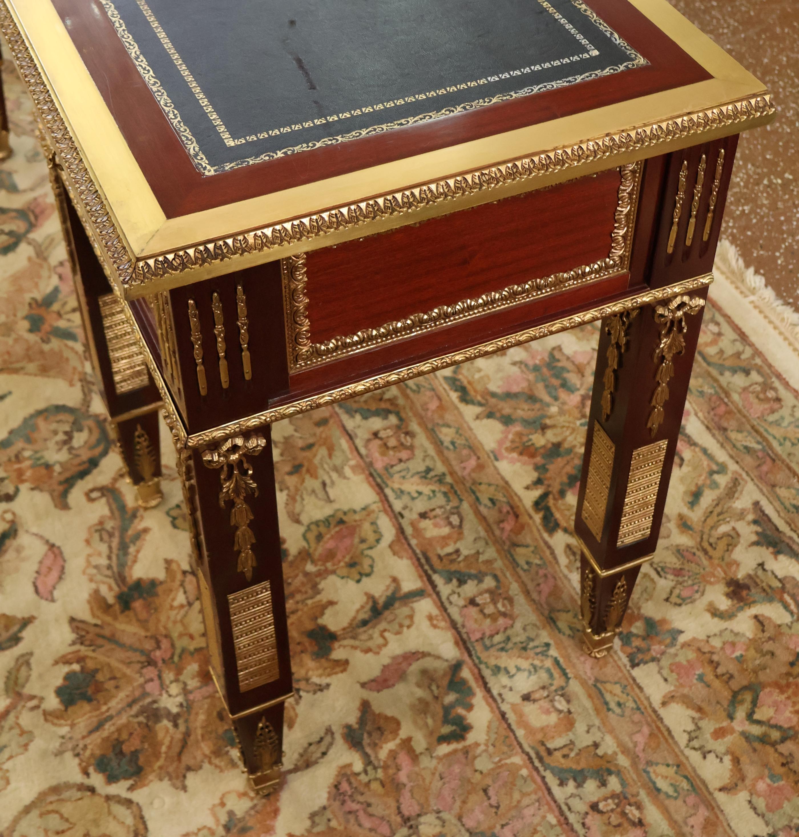 Fine XX secolo Credenza da ufficio in stile francese Luigi XV con piano in pelle di mogano e montatura in bronzo in vendita
