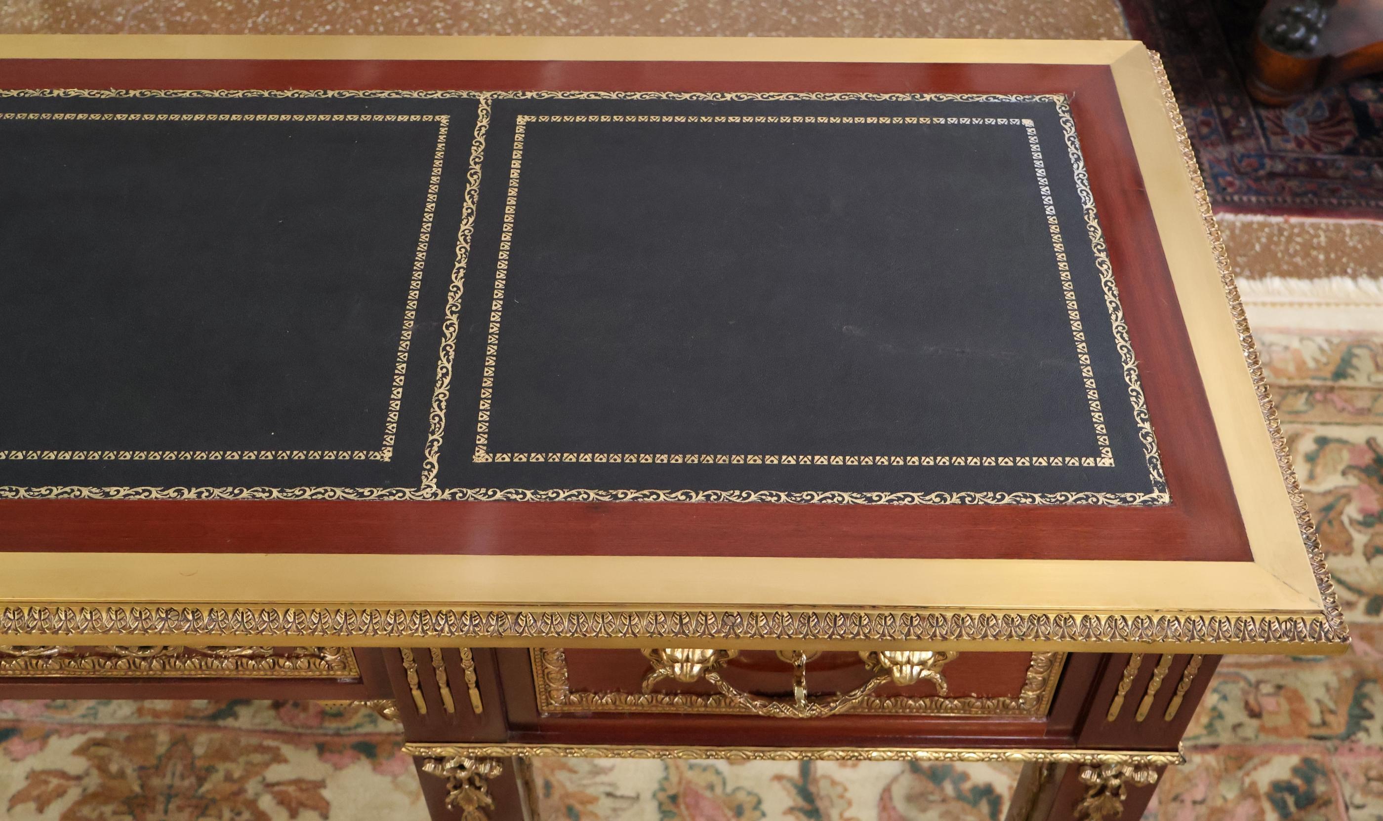 Pelle Credenza da ufficio in stile francese Luigi XV con piano in pelle di mogano e montatura in bronzo in vendita