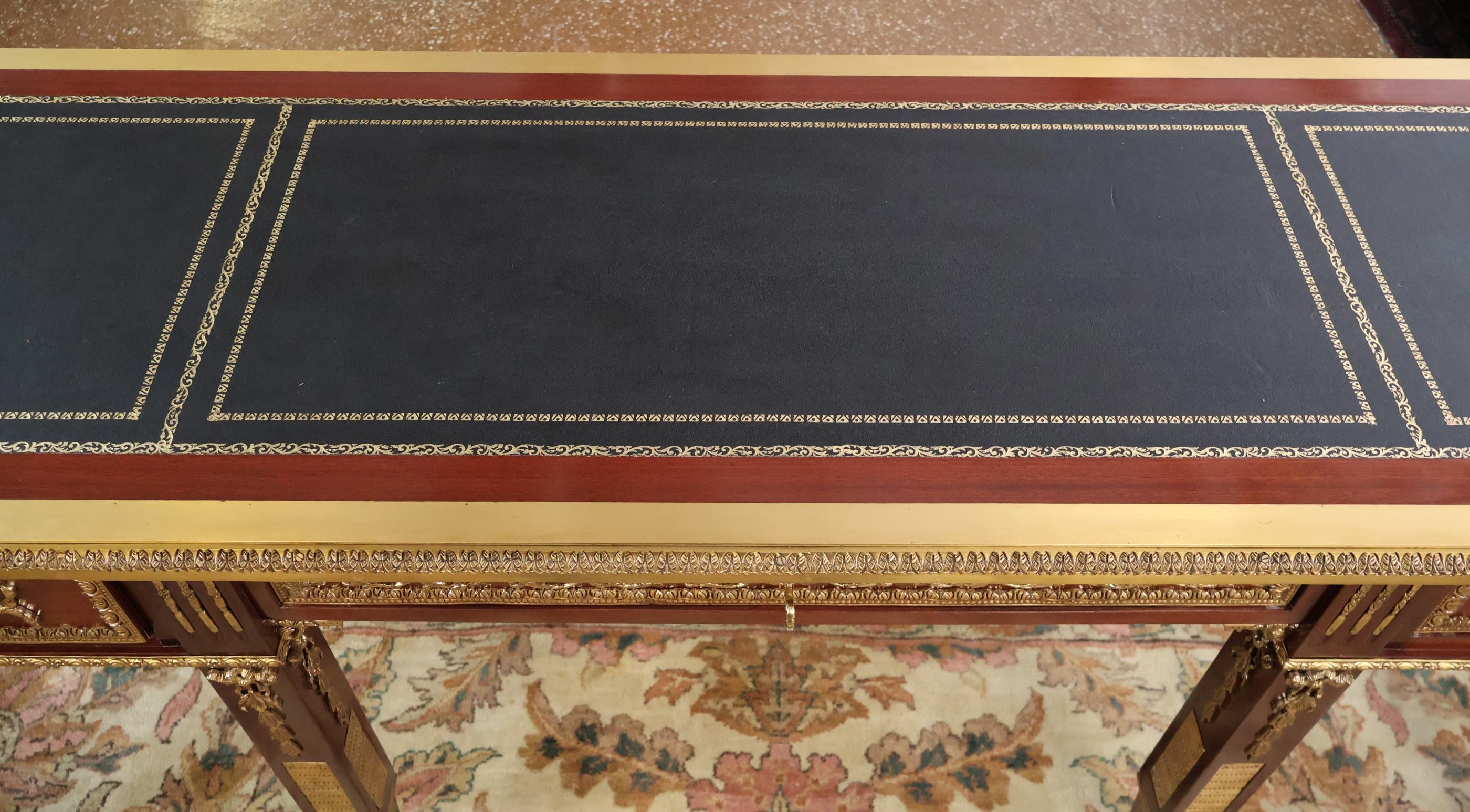 Credenza da ufficio in stile francese Luigi XV con piano in pelle di mogano e montatura in bronzo in vendita 1