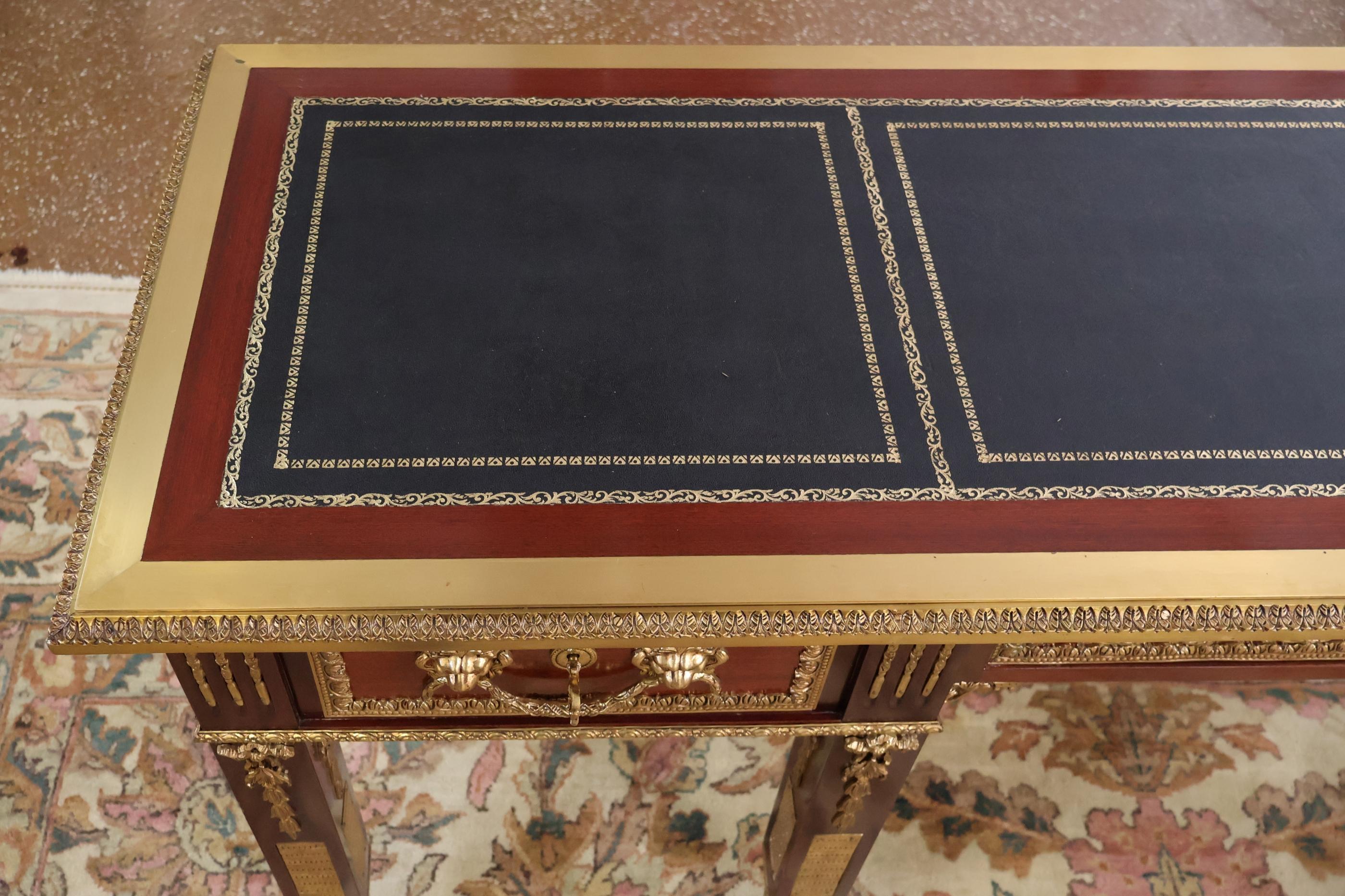 Credenza da ufficio in stile francese Luigi XV con piano in pelle di mogano e montatura in bronzo in vendita 2