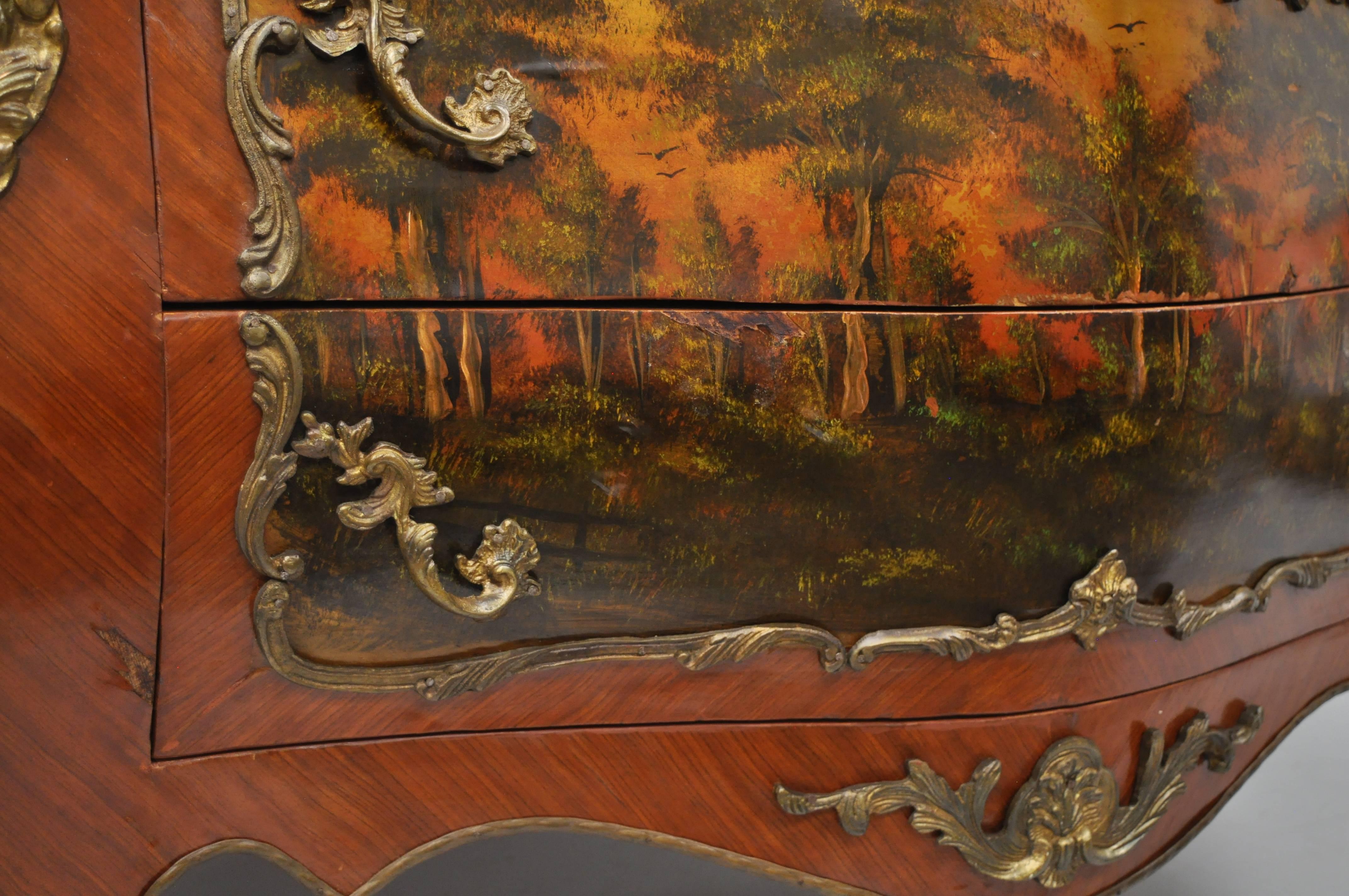 Meuble de rangement bombé de reproduction de style français Louis XV Vitrine en bronze en vente 1