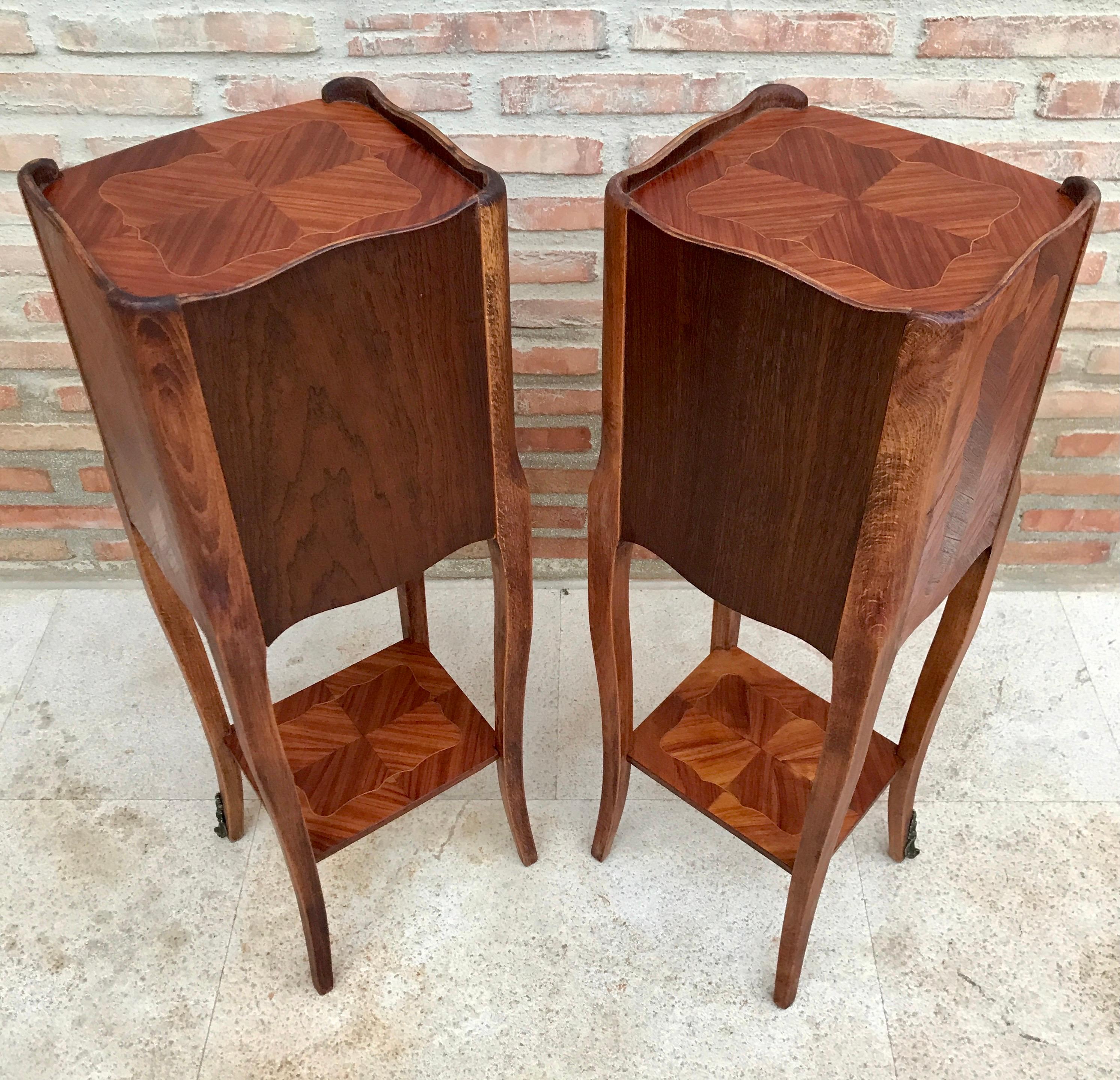 Louis XV French Walnut Bedside Tables with Marquetry, Set of 2 In Good Condition For Sale In Miami, FL
