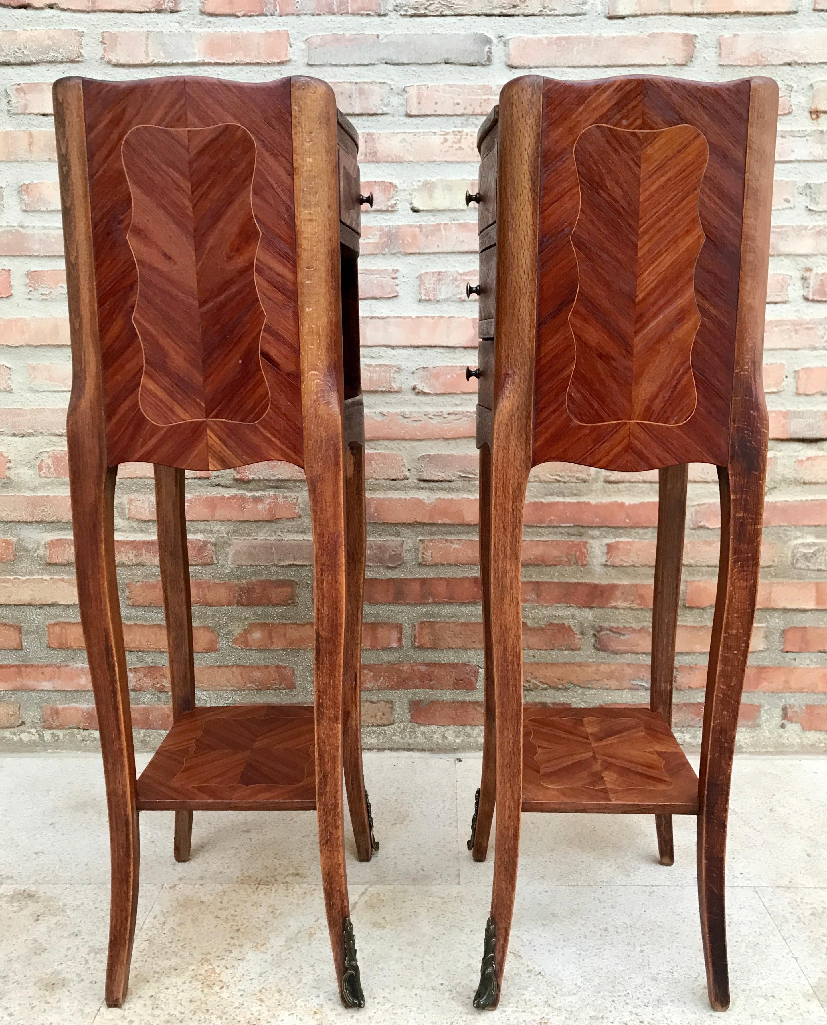 20th Century Louis XV French Walnut Bedside Tables with Marquetry, Set of 2 For Sale
