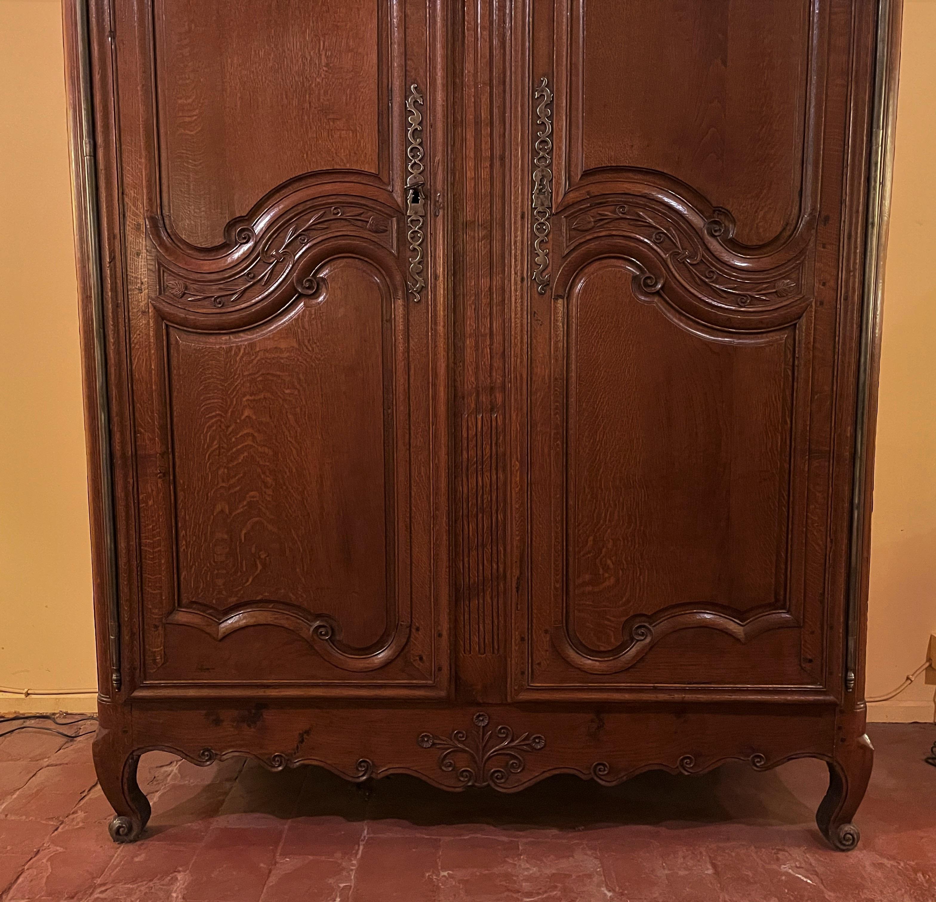 A fine wardrobe from Normandy of the 18th century in oak Louis XV-France
Superb cabinet of very good quality with a pear and lemon wood inlay in the top

The wardrobe is temporarily fitted out as a linen wardrobe, but we can of course convert