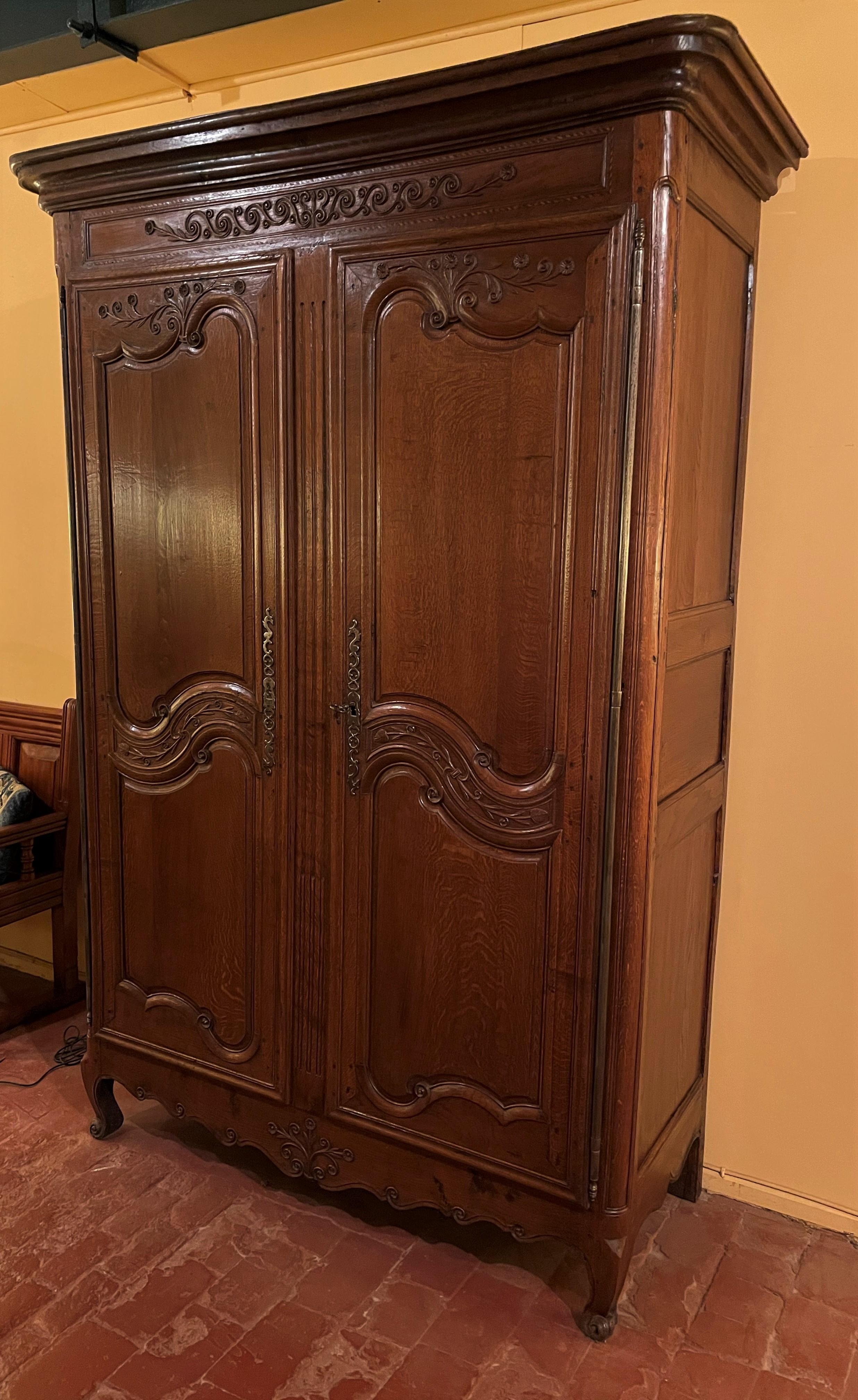 Armoire française Louis XV de Normandie en Oak -18° siècle Bon état - En vente à Brussels, Brussels