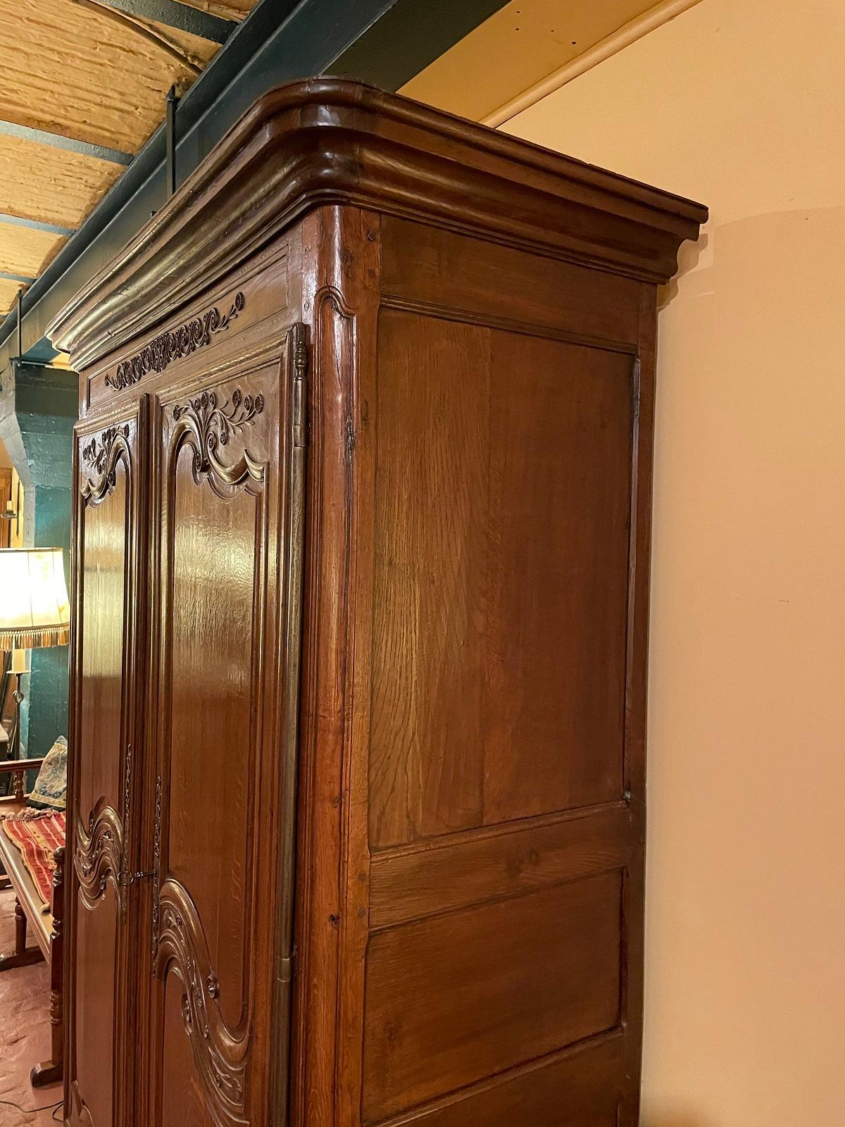 Chêne Armoire française Louis XV de Normandie en Oak -18° siècle en vente