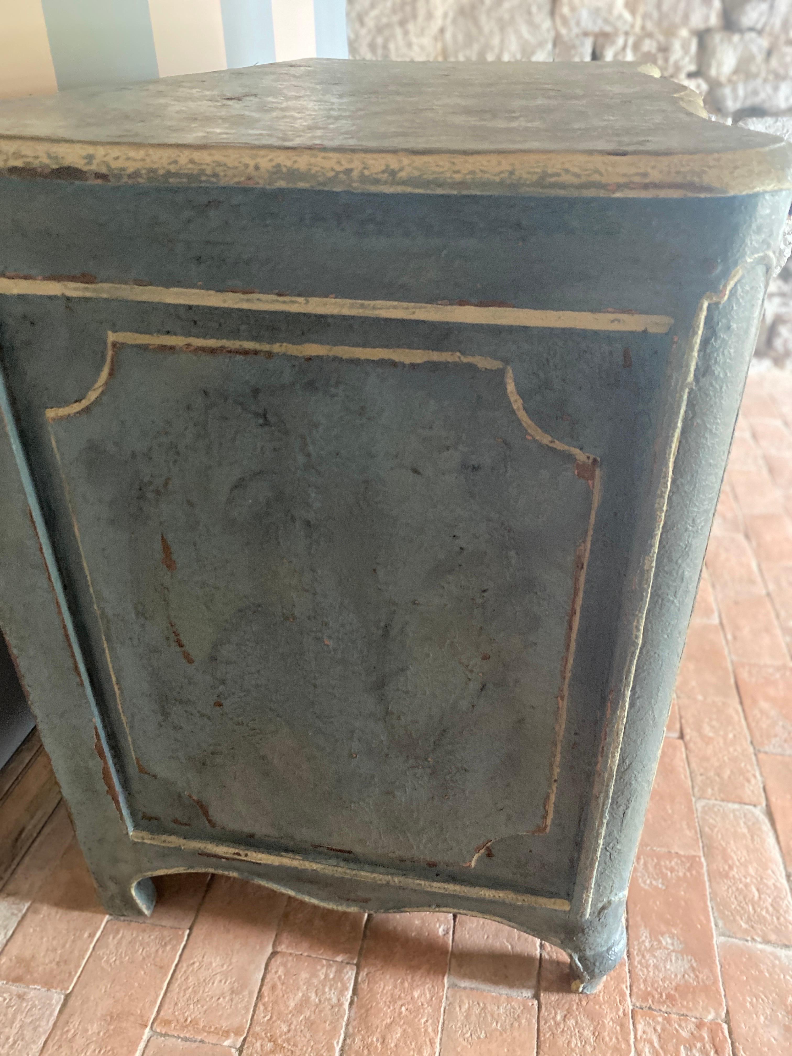Louis XV galbée chest of drawers 2 Color patina 18th century  In Excellent Condition For Sale In Somme-Leuze, BE