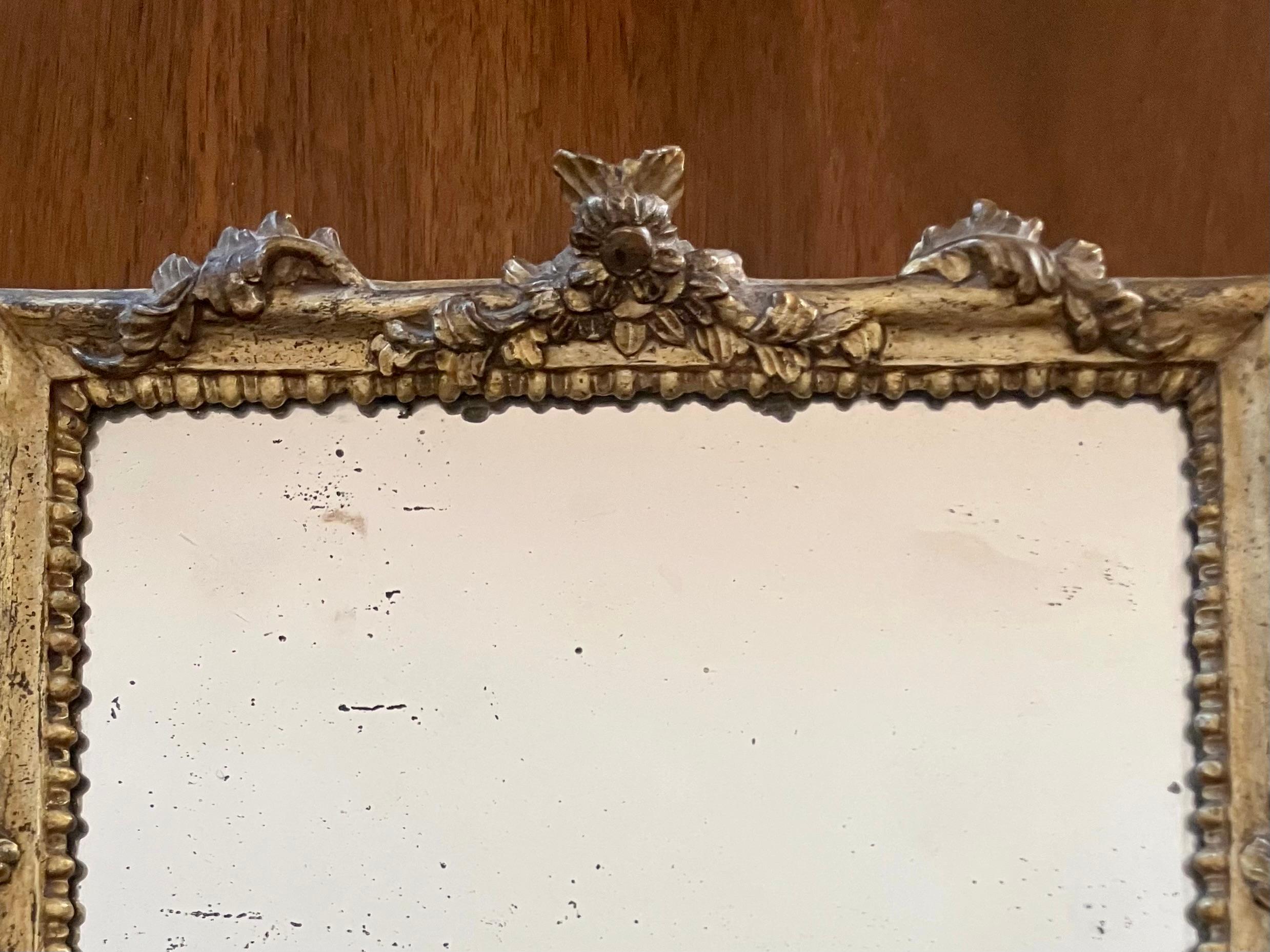 italien Miroir de Mercure Louis XV sculpté et doré en vente