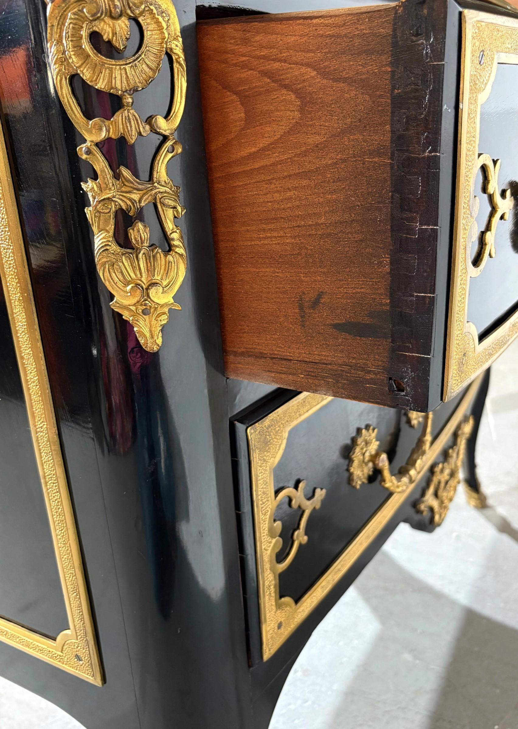 Louis XV Gilt Decorated Commode / Chest of Drawers Luis XV en venta