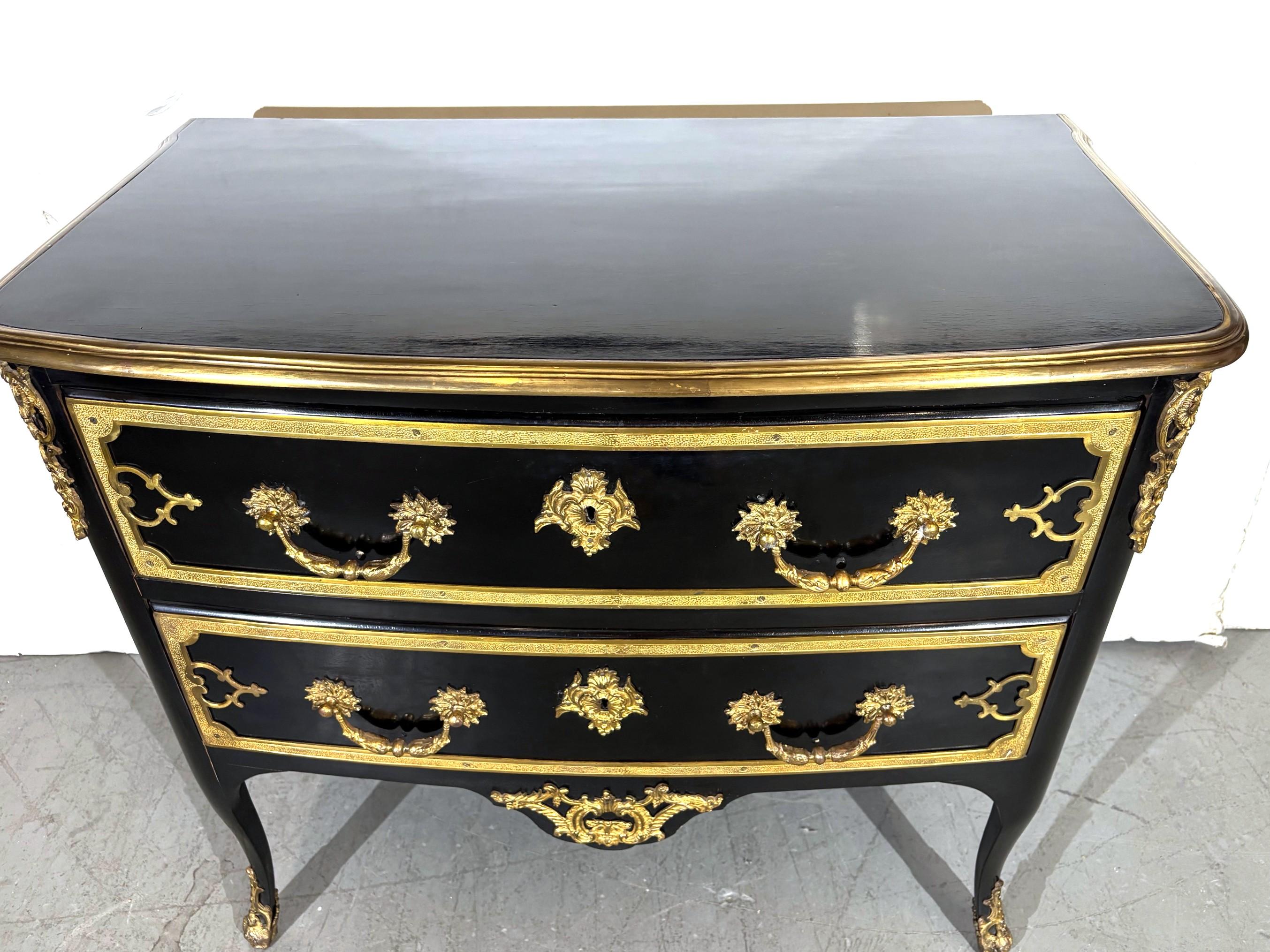 Louis XV Gilt Decorated Commode / Chest of Drawers Dorado en venta