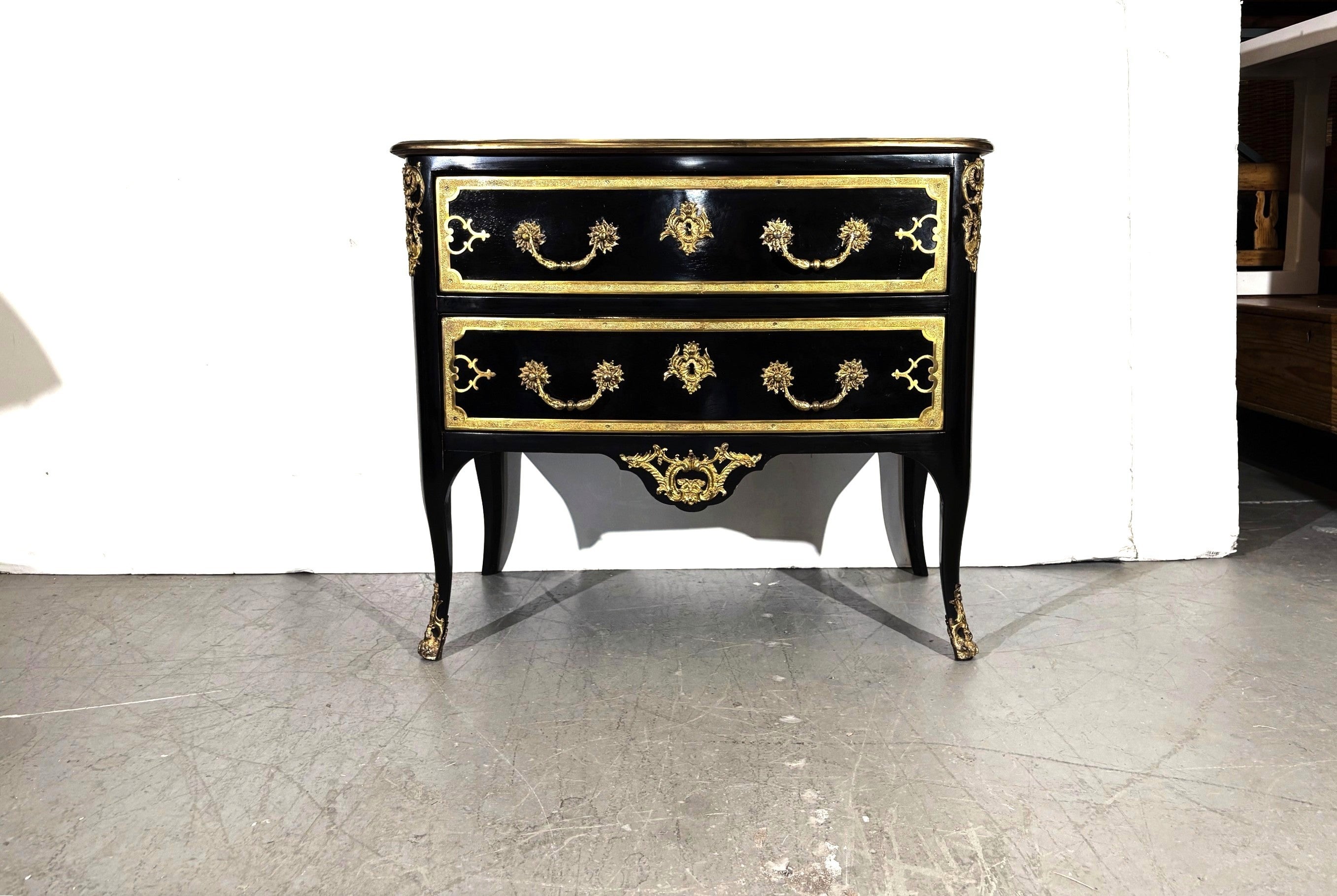 Louis XV Gilt Decorated Commode / Chest of Drawers en venta