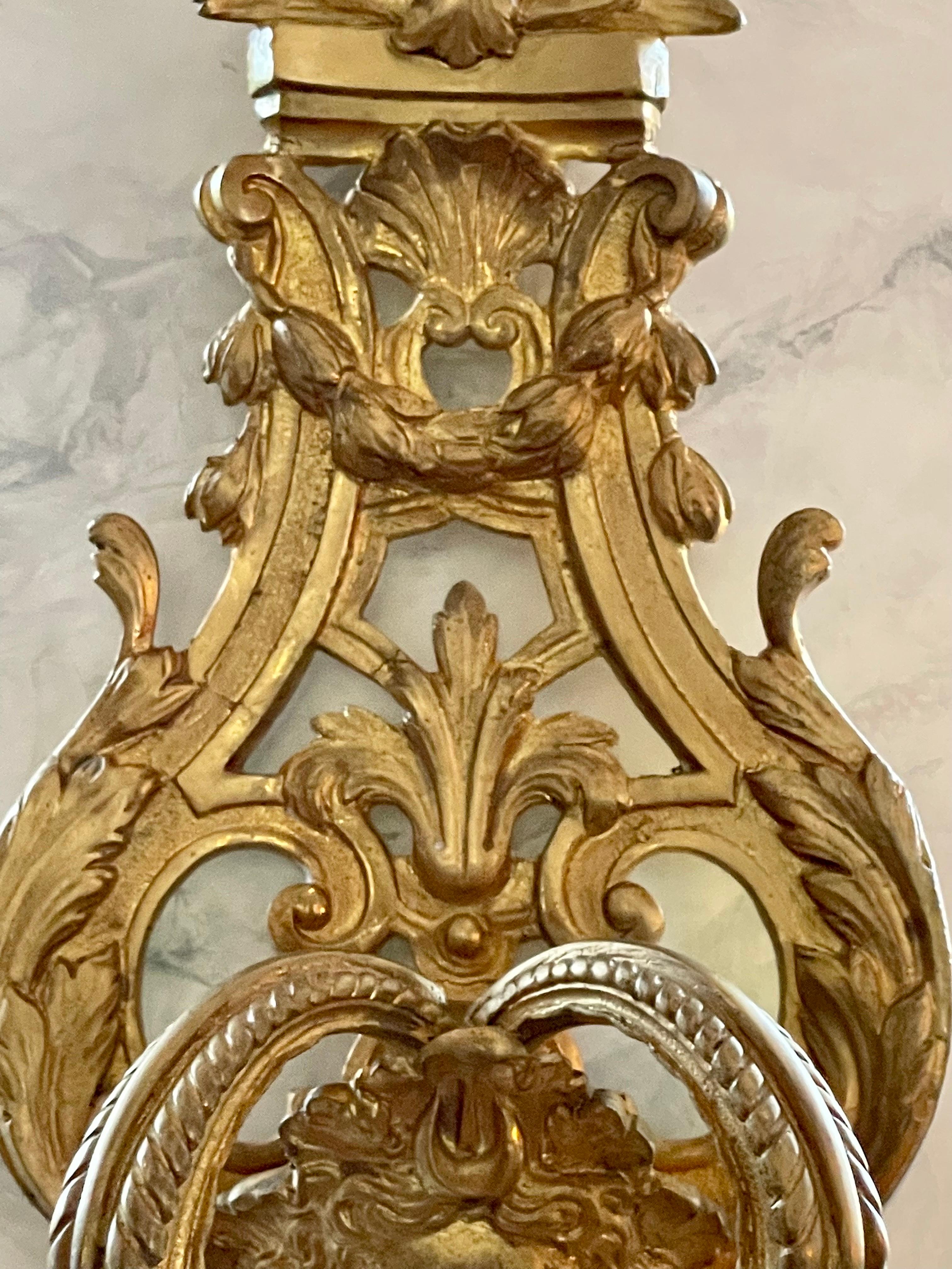 Louis XV Gold vergoldete Wandleuchter  (Bronze) im Angebot