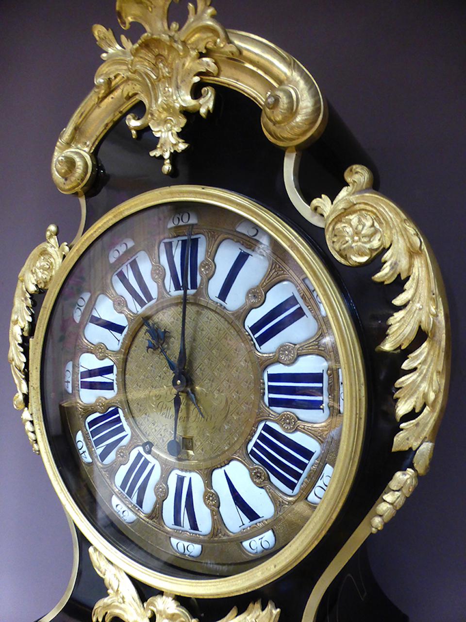 Exceptional Louis XV floor clock violin shape blackened wood, brass nets and gilded bronze.
This regulator has its original movement signed Antoine Pelletier in Paris.
This movement is made with an exhaust called 
