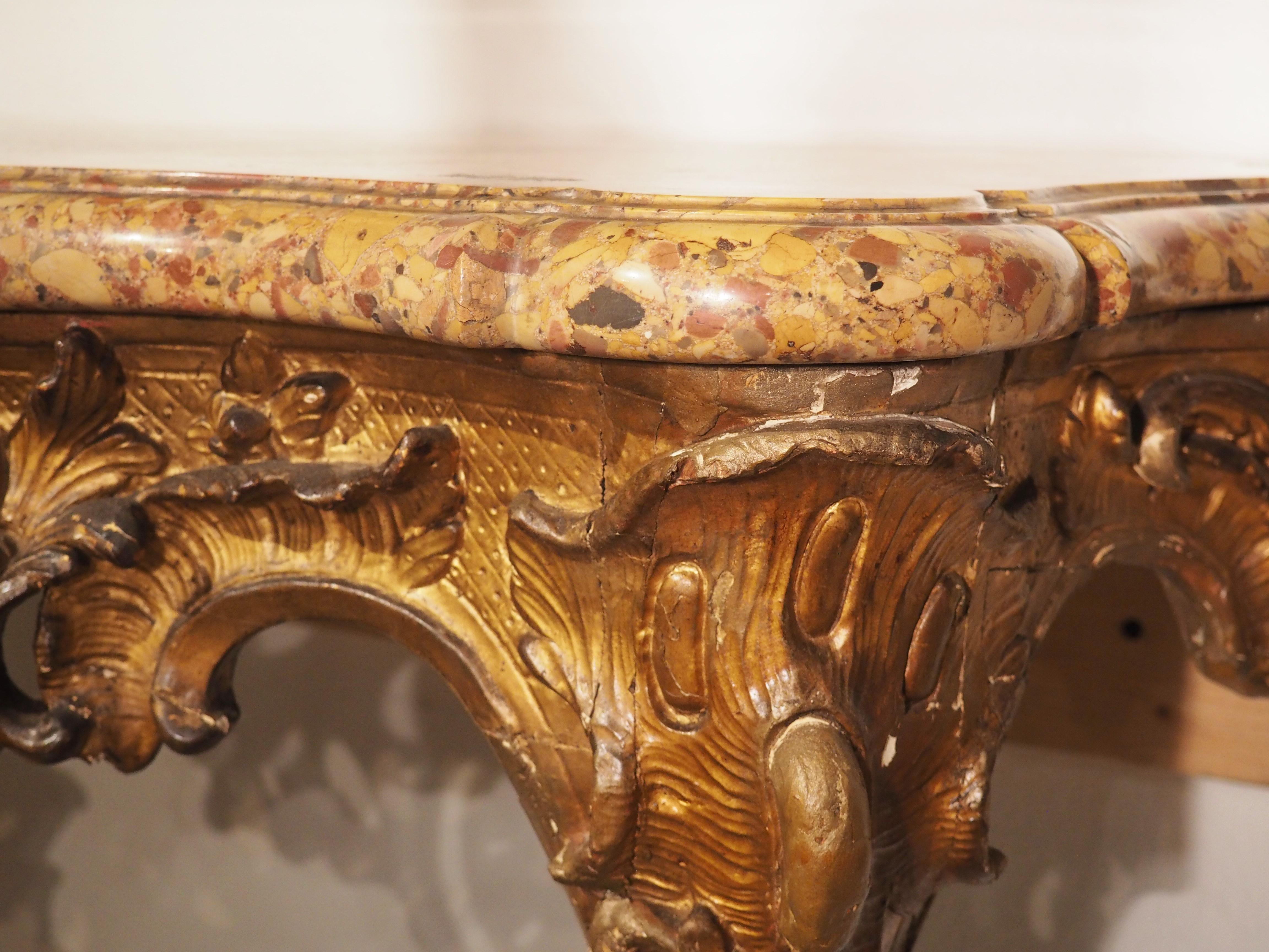 Console Louis XV en bois doré et marbre Breche D'alep, datant d'environ 1750 en vente 3
