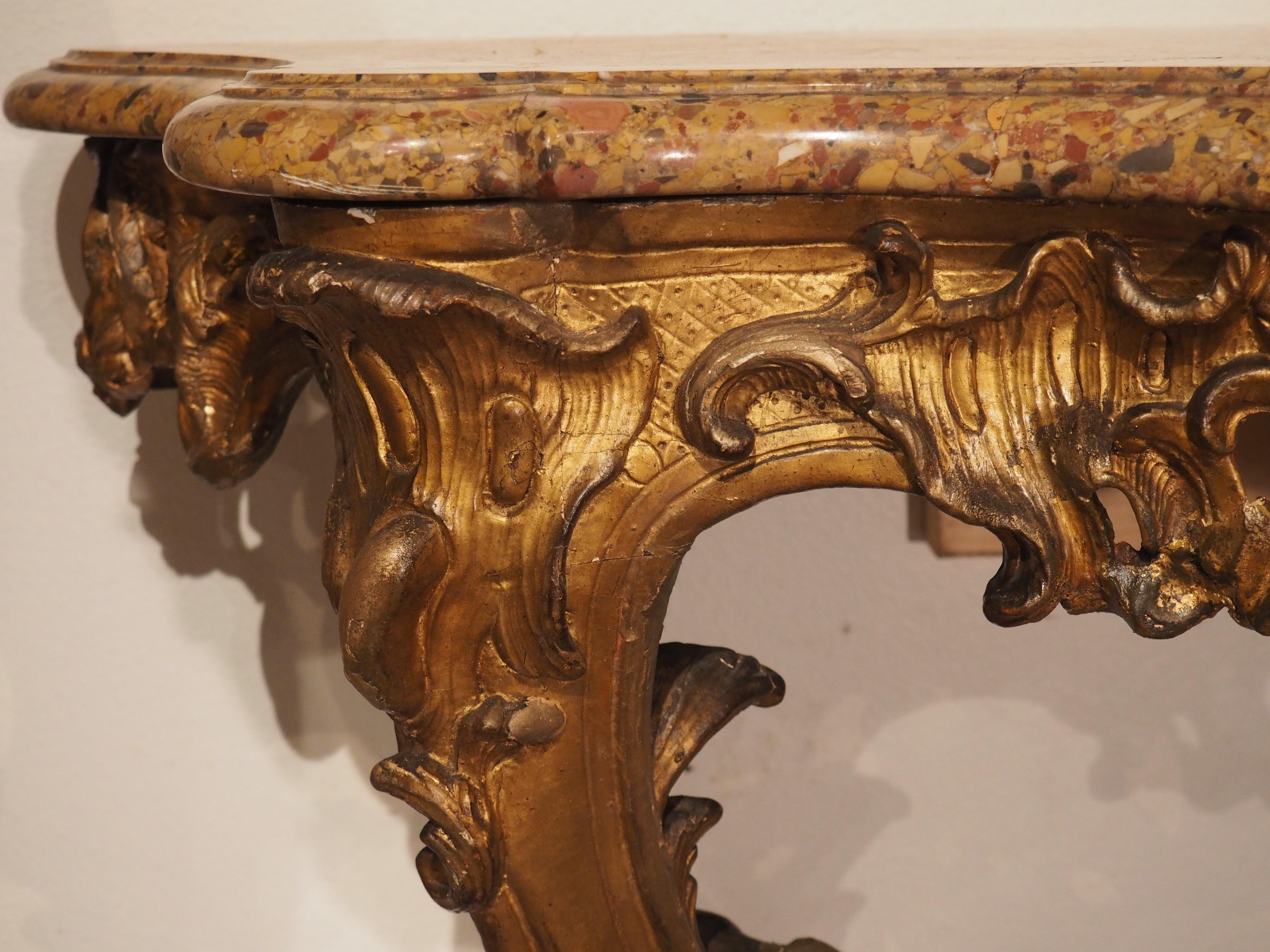 Console Louis XV en bois doré et marbre Breche D'alep, datant d'environ 1750 État moyen - En vente à Dallas, TX