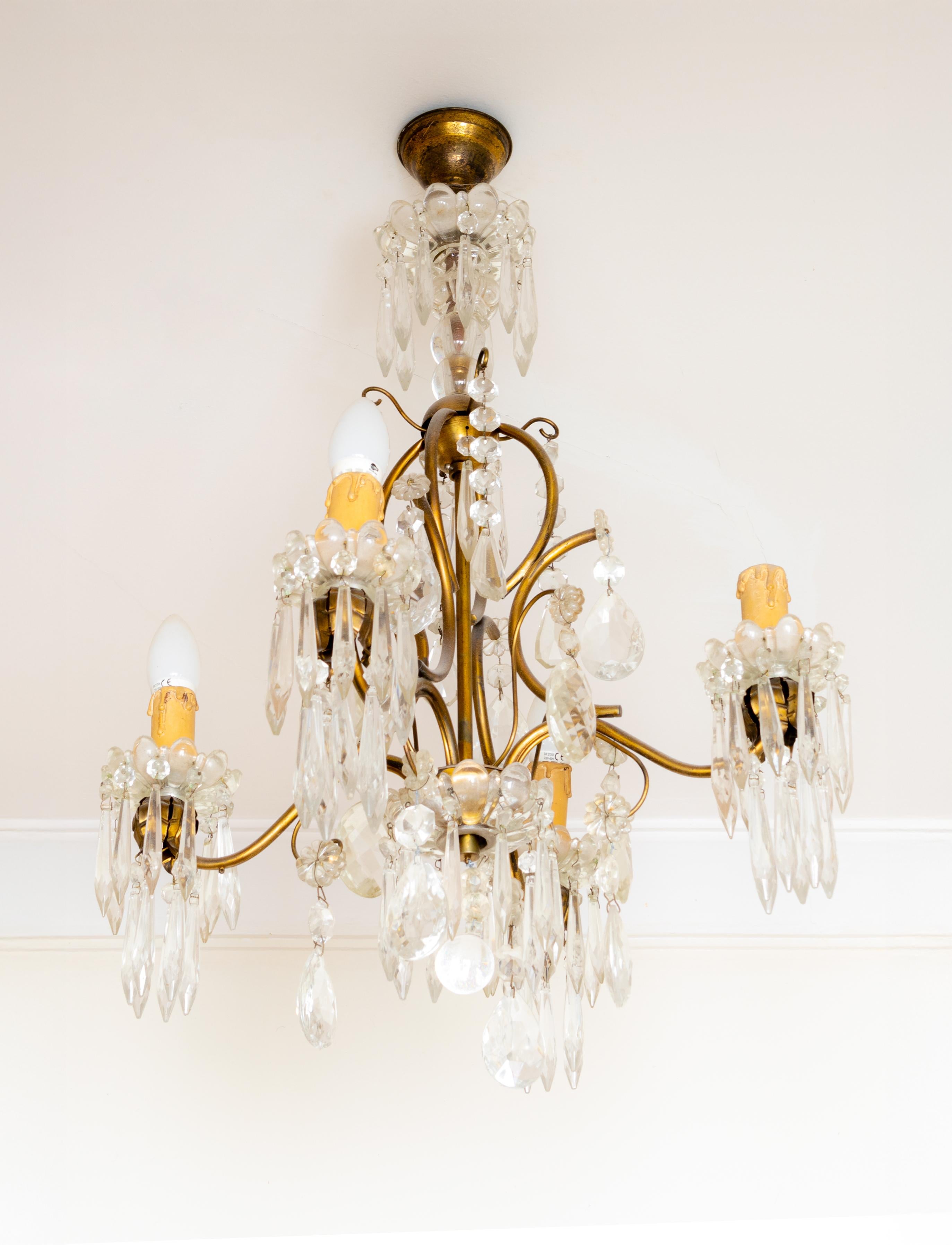 Un'elegante lampada da soffitto del XIX secolo con quattro bracci, prismi di vetro e prese a candela, realizzata nel raffinato stile Luigi XV e ricablata per l'uso moderno.

Presenta quattro bracci graziosamente curvi, ognuno dei quali sostiene una