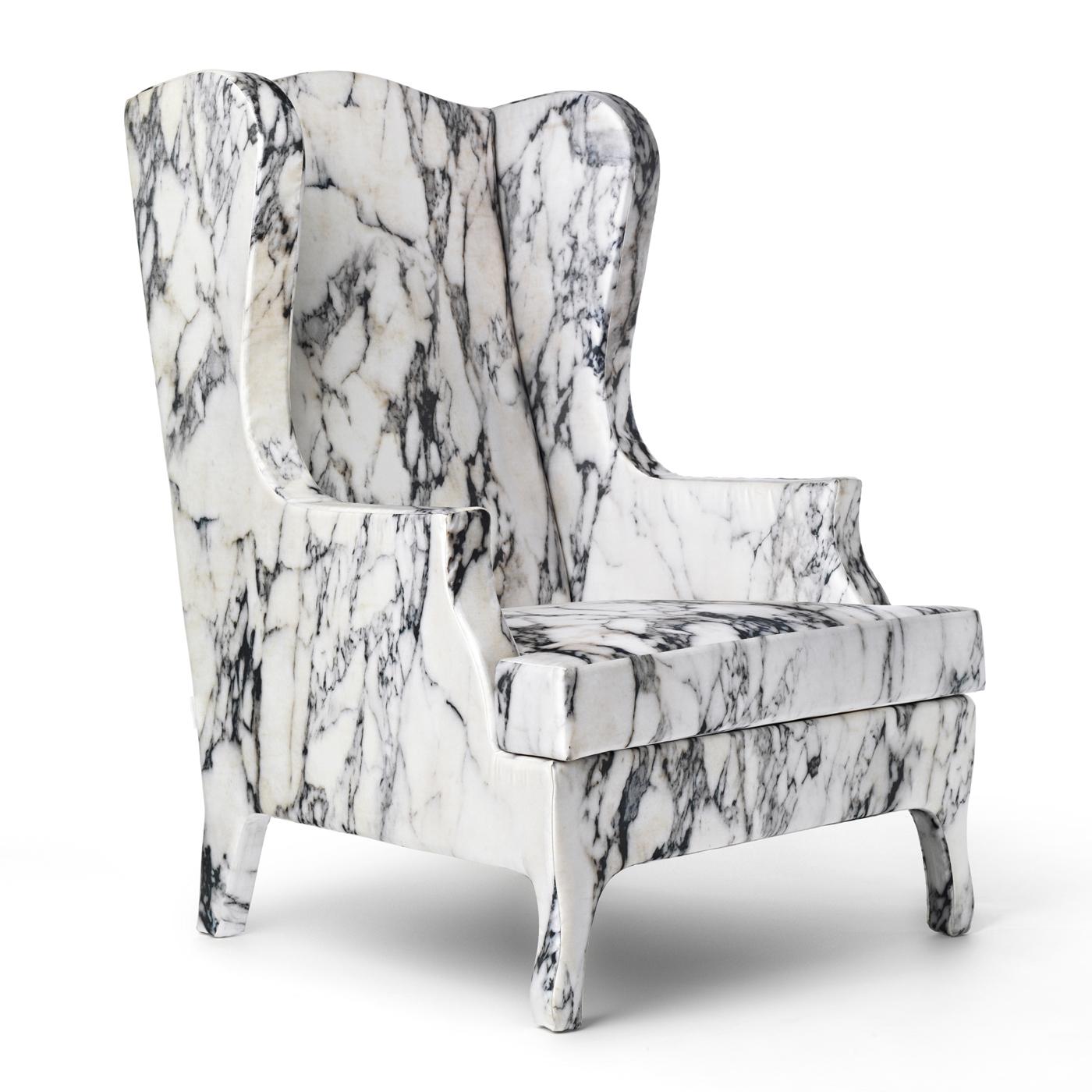 Lo clásico se une a lo moderno en este impresionante sillón diseñado por Maurizio Galante y Tal Lancman de la Colección Louis XV Goes To Sparta, que combina la forma sinuosa del sillón orejero con un material y un diseño ultramodernos. El armazón de