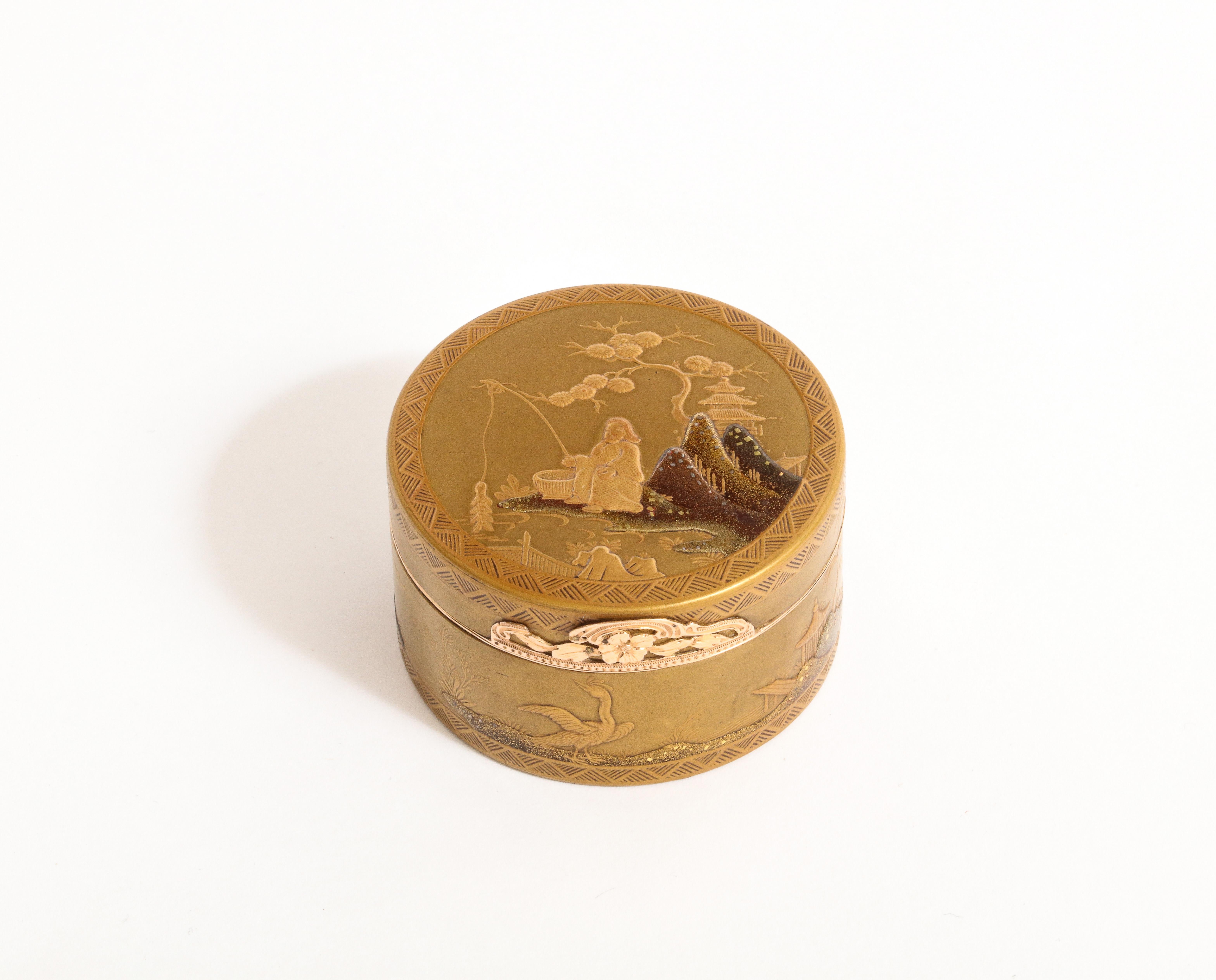 Louis XV gold & lacquer snuff box
Circa Paris, France 1760/1761
With the Charge and Decharge Marks of Eloy Brichard 1756 - 1762
Circular Gold-lined box of gold-colored lacquer with wavy flange and pierced foliate thumbpiece , the cover, sides and