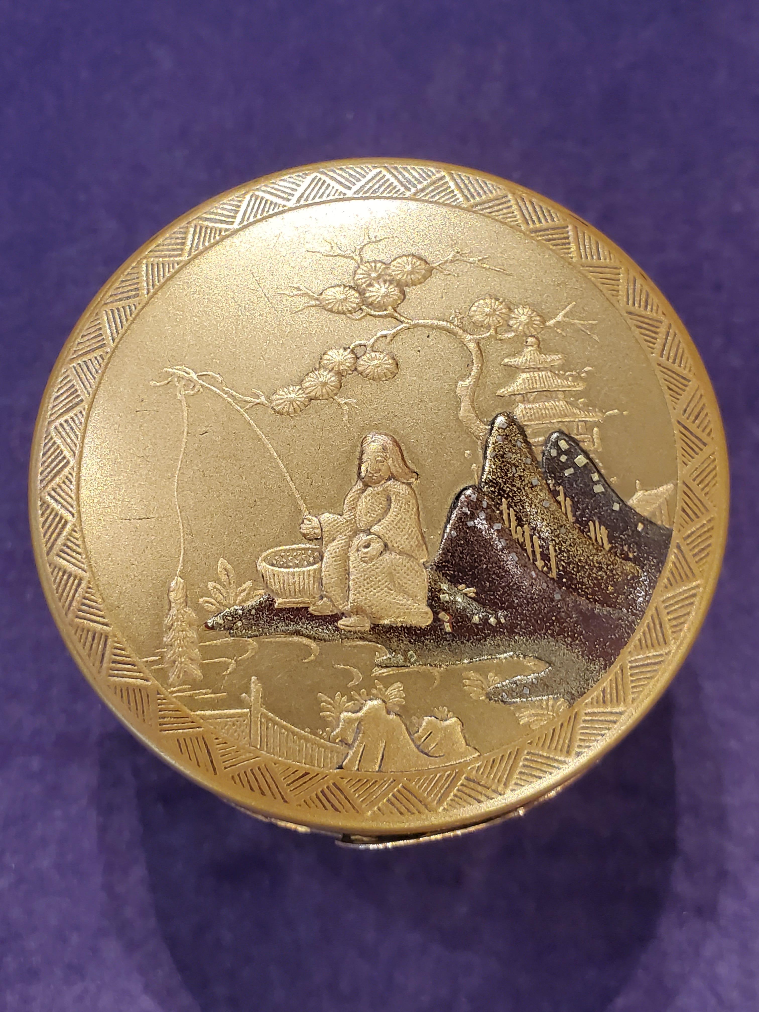 Louis XV Gold & Lacquer Snuff Box In Excellent Condition For Sale In New York, NY