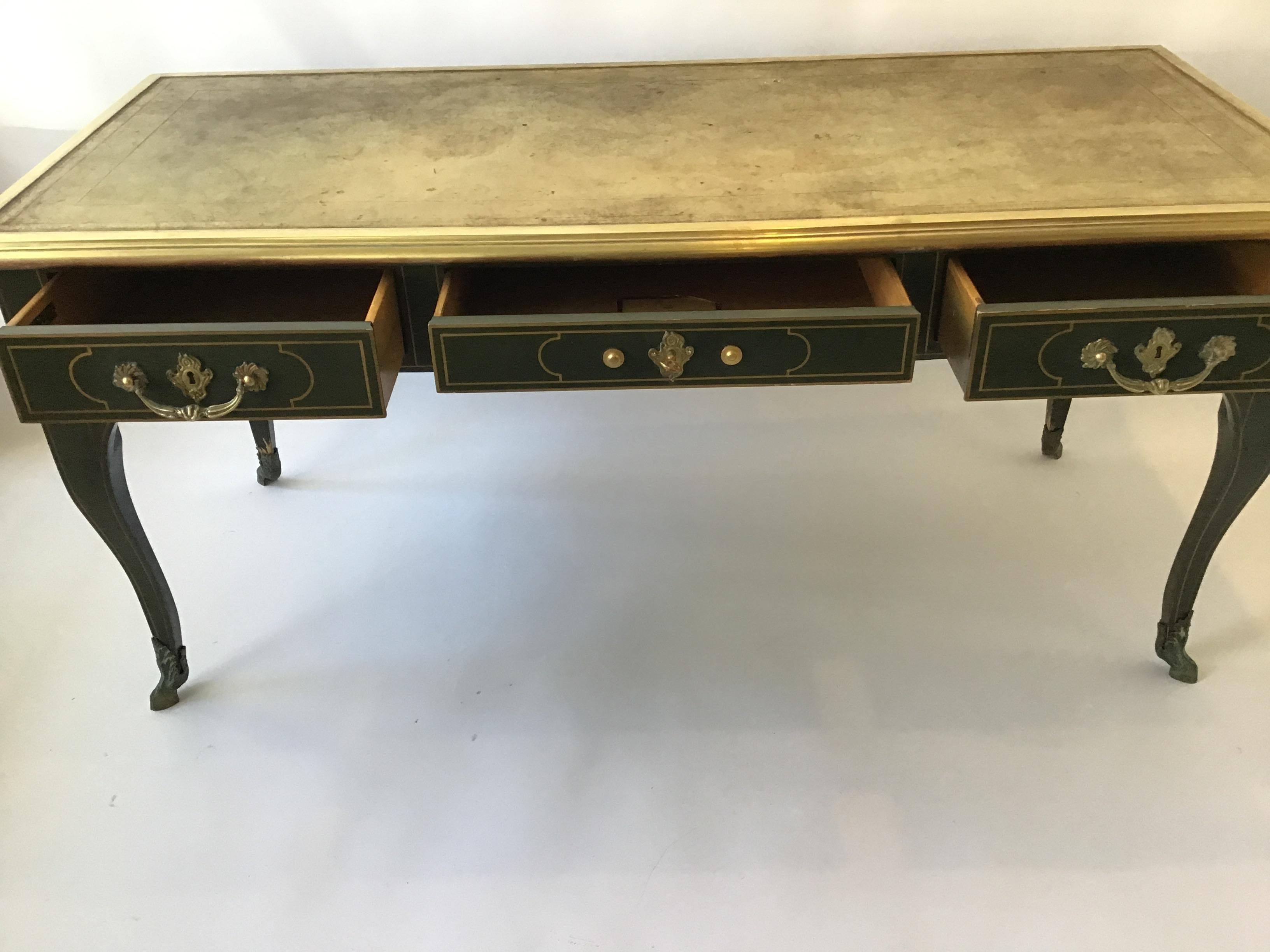 Bureau vert Louis XV Plat par Baker Bon état - En vente à Tarrytown, NY