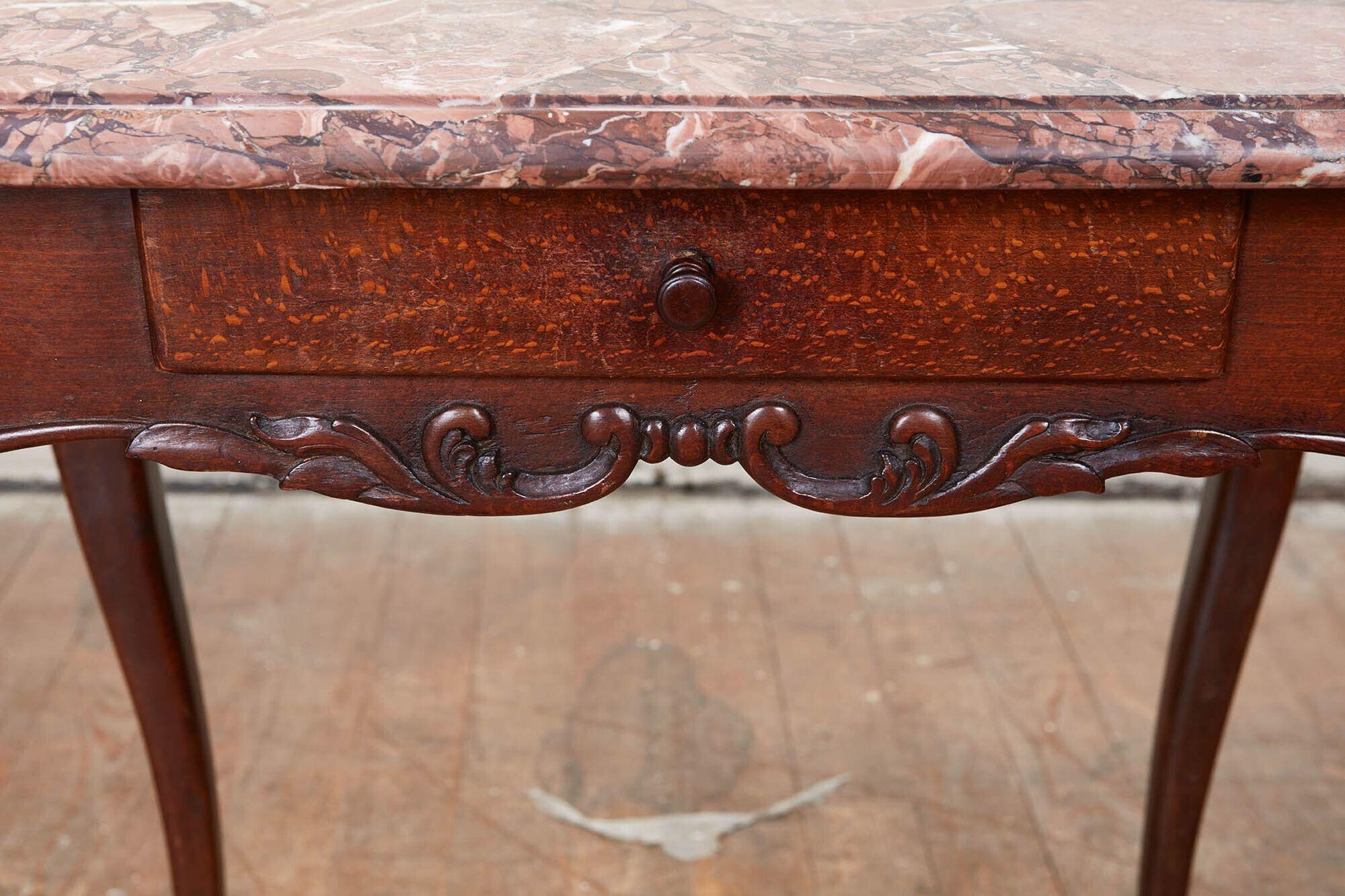 XVIIIe siècle et antérieur Table à pied en sabot Louis XV en vente