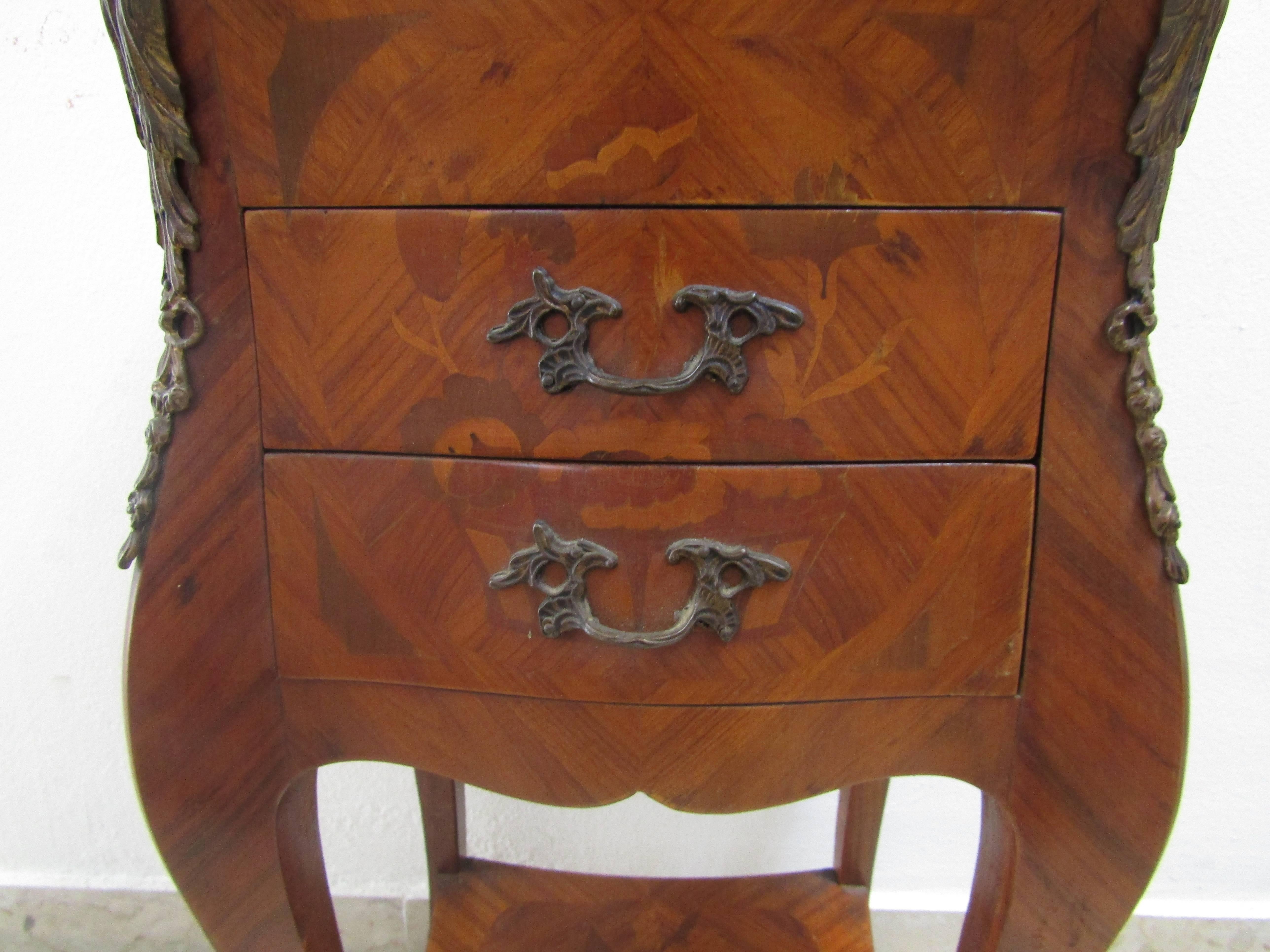 Louis XV Inlaid Bedside Table in Bois De Rose with Gilded and Chiselled Bronzes, In Excellent Condition In Palermo, Italia