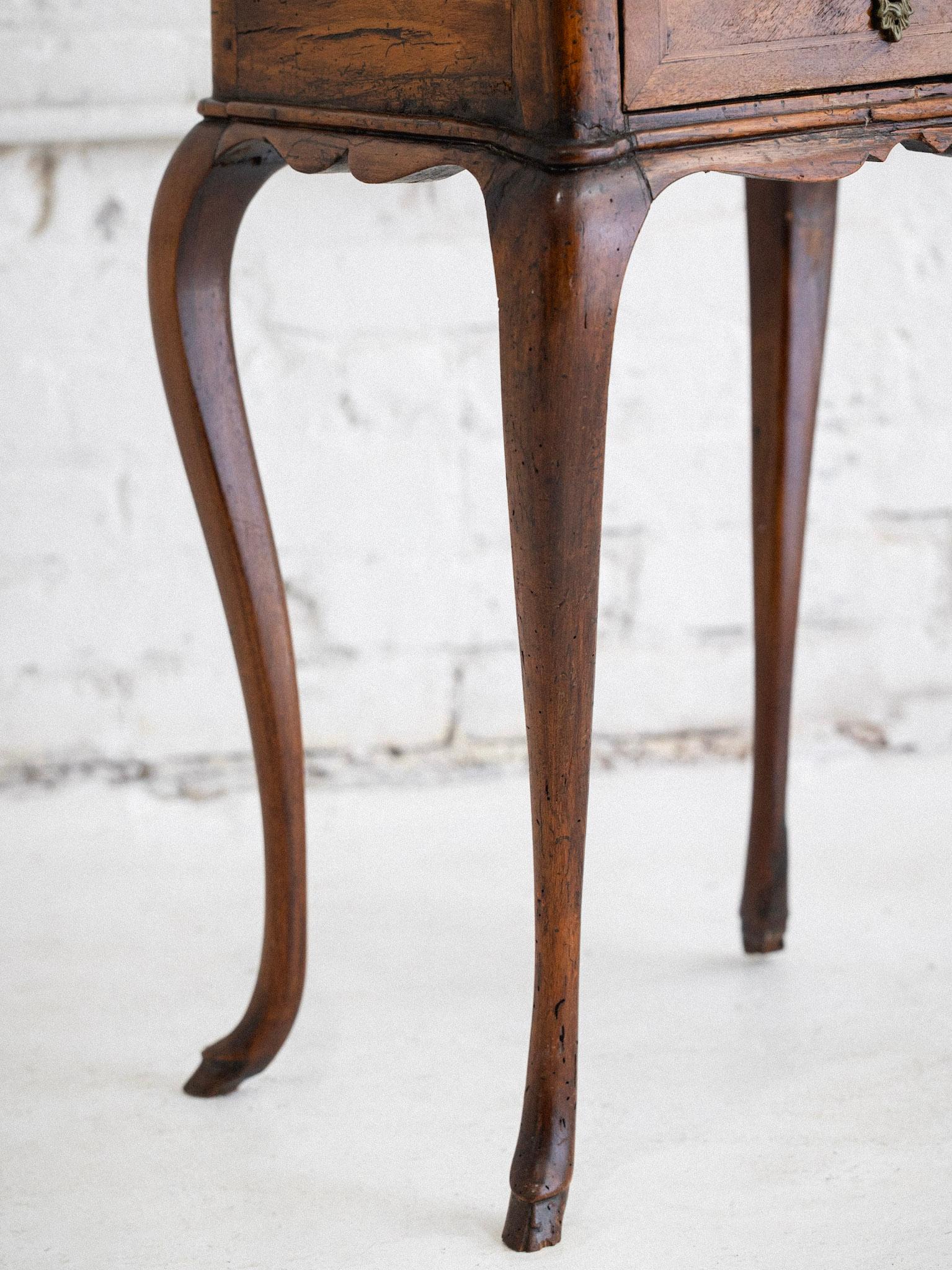 Louis XV Beistelltisch mit Intarsien aus Holz und Marmor im Angebot 4
