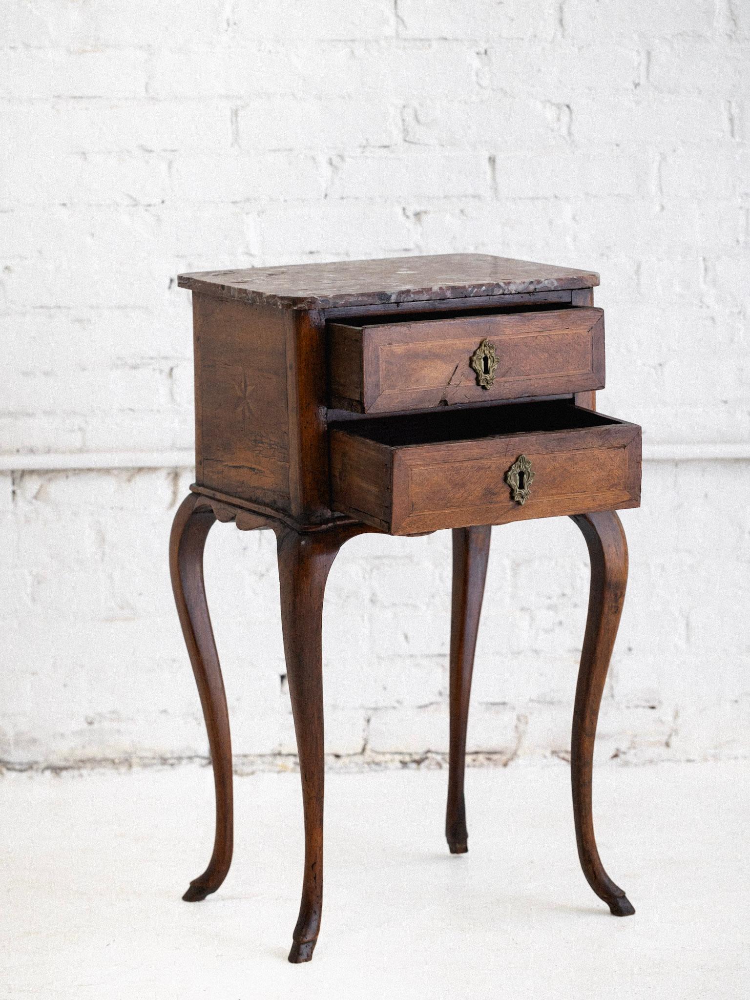 Louis XV Beistelltisch mit Intarsien aus Holz und Marmor im Angebot 5