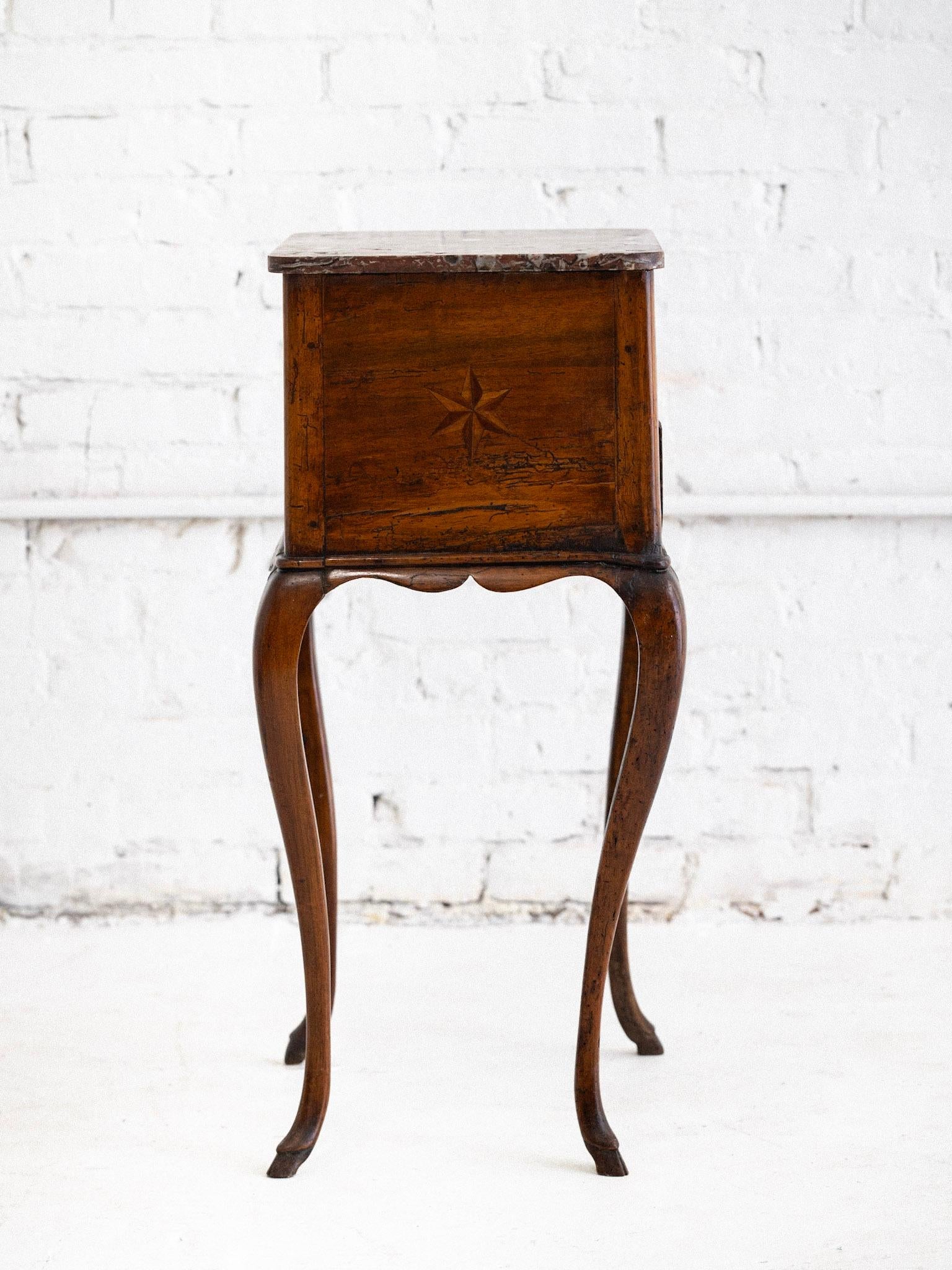 Louis XV Beistelltisch mit Intarsien aus Holz und Marmor im Angebot 6