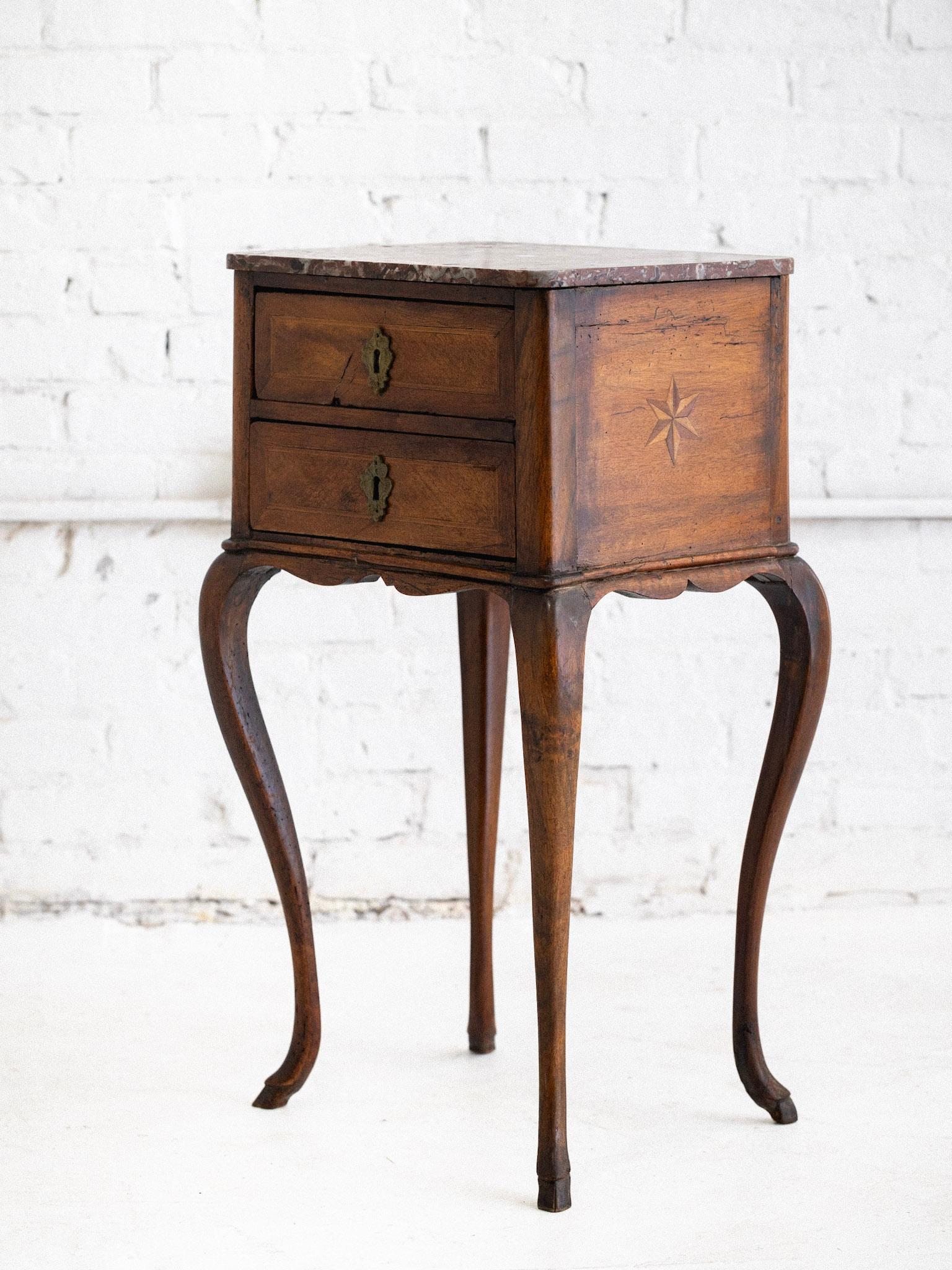 Louis XV Beistelltisch mit Intarsien aus Holz und Marmor im Angebot 8