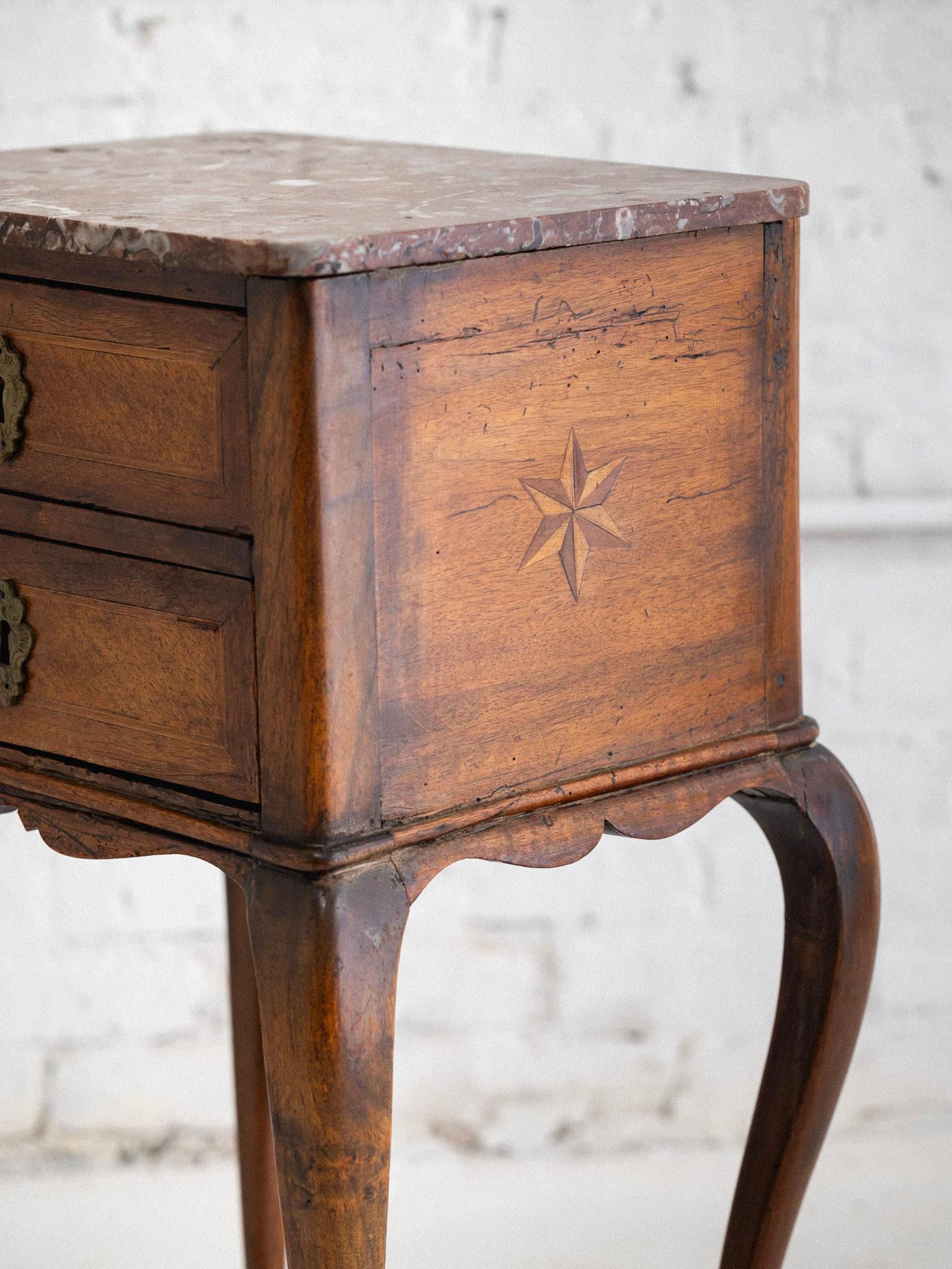 Louis XV Beistelltisch mit Intarsien aus Holz und Marmor im Angebot 9