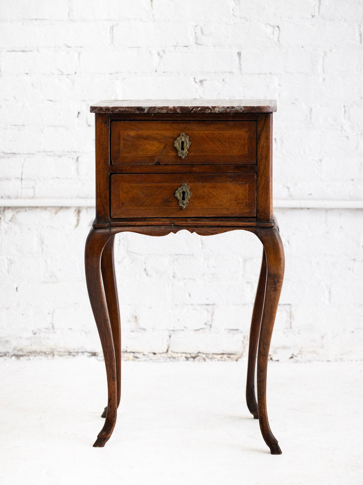 Louis XV Beistelltisch mit Intarsien aus Holz und Marmor im Angebot 10