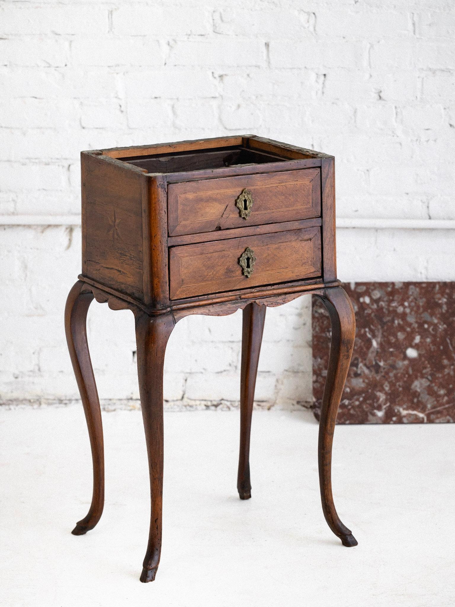 Louis XV Beistelltisch mit Intarsien aus Holz und Marmor im Angebot 11