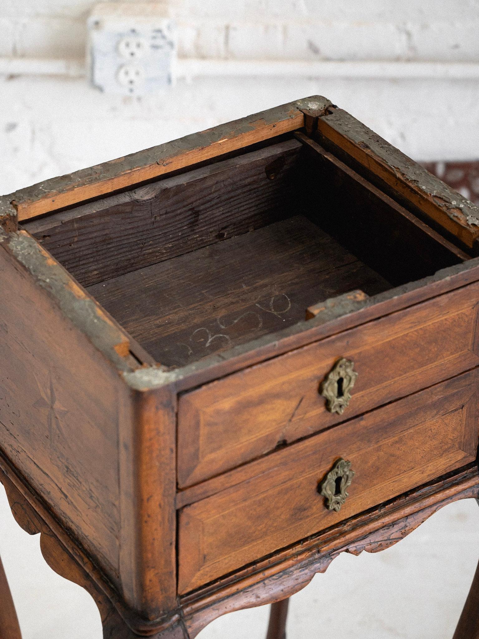 Louis XV Beistelltisch mit Intarsien aus Holz und Marmor im Angebot 12