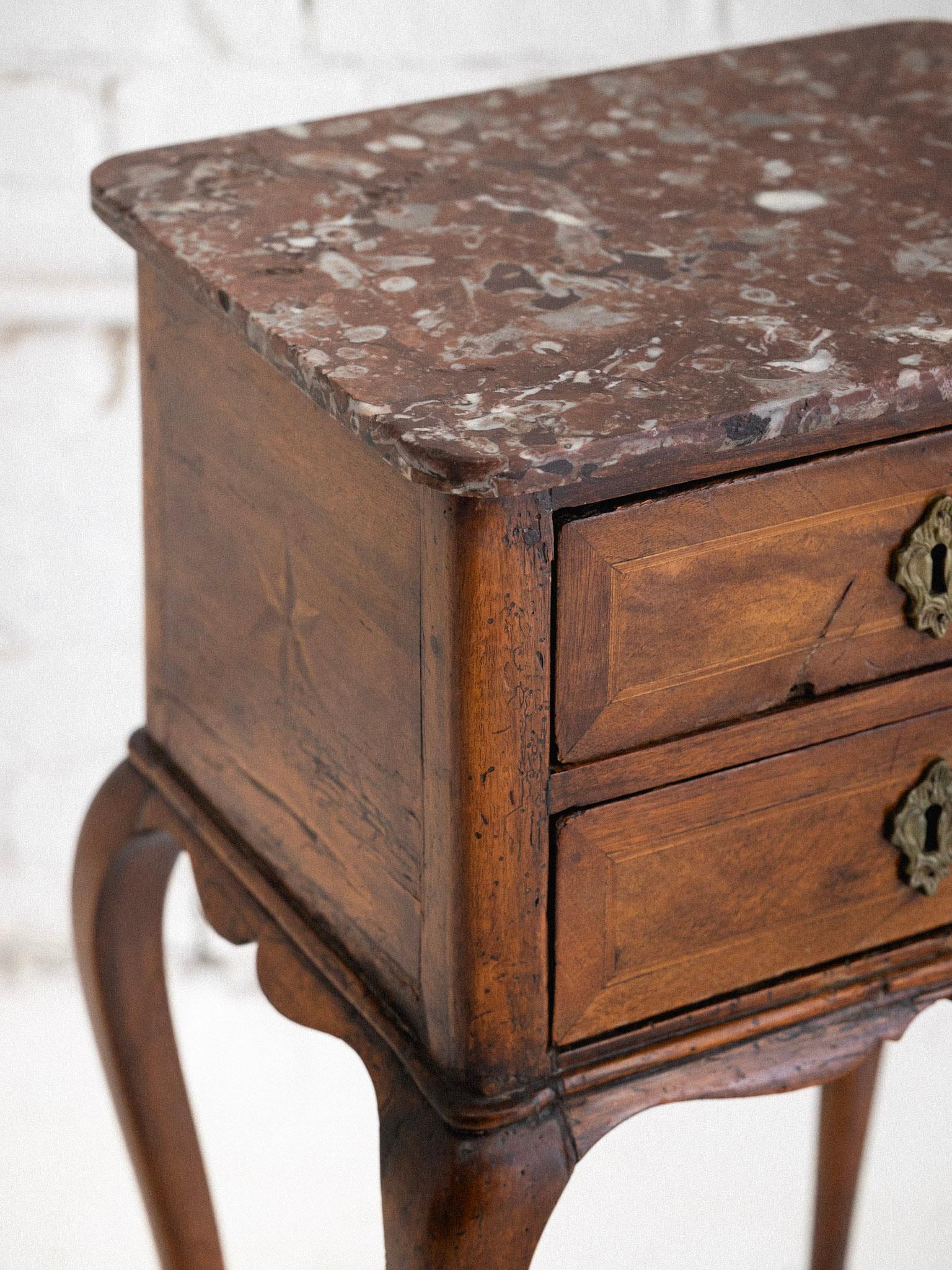 Louis XV Beistelltisch mit Intarsien aus Holz und Marmor (Louis XV.) im Angebot