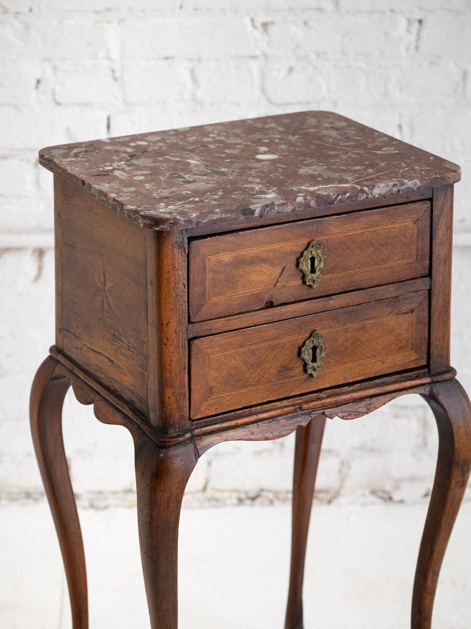 Louis XV Beistelltisch mit Intarsien aus Holz und Marmor (Französisch) im Angebot