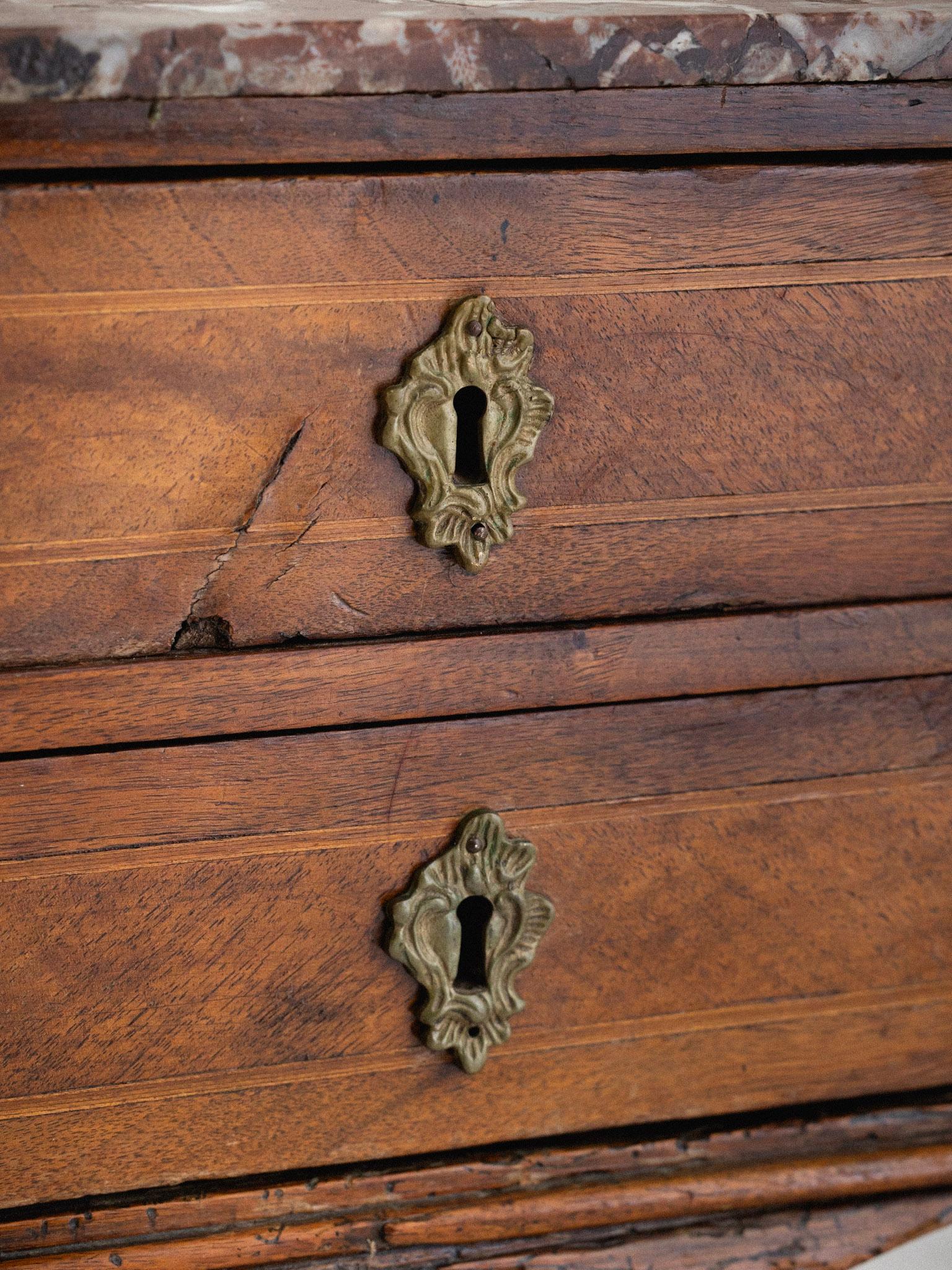 Louis XV Beistelltisch mit Intarsien aus Holz und Marmor (18. Jahrhundert und früher) im Angebot