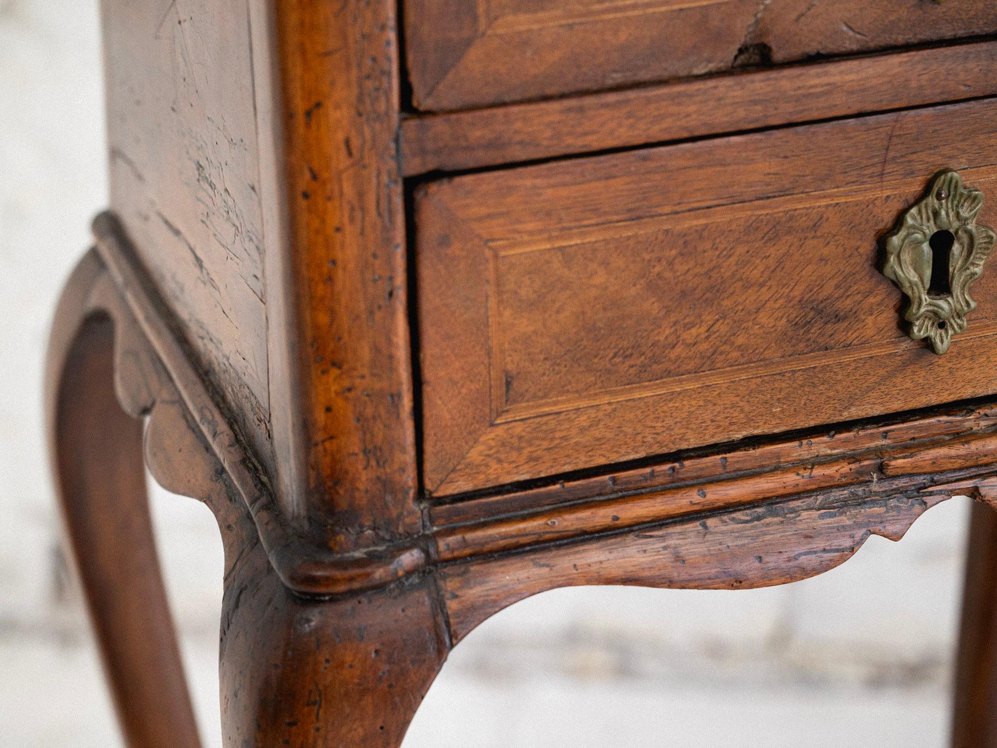 Louis XV Beistelltisch mit Intarsien aus Holz und Marmor im Angebot 1