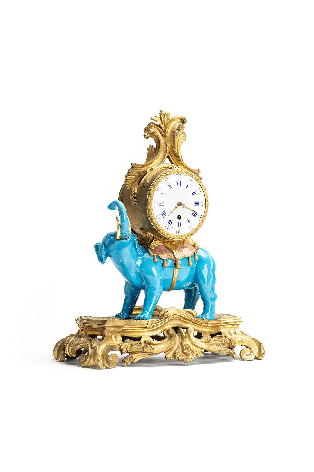 Es handelt sich um eine seriöse, wahrscheinlich von Ludwig XV. inspirierte, unberührte englische Kaminsimsuhr aus dem 19. Jahrhundert in Form eines Elefanten, die um 1870 entstand. Der schöne blaue Porzellanelefant bildet einen auffälligen Kontrast