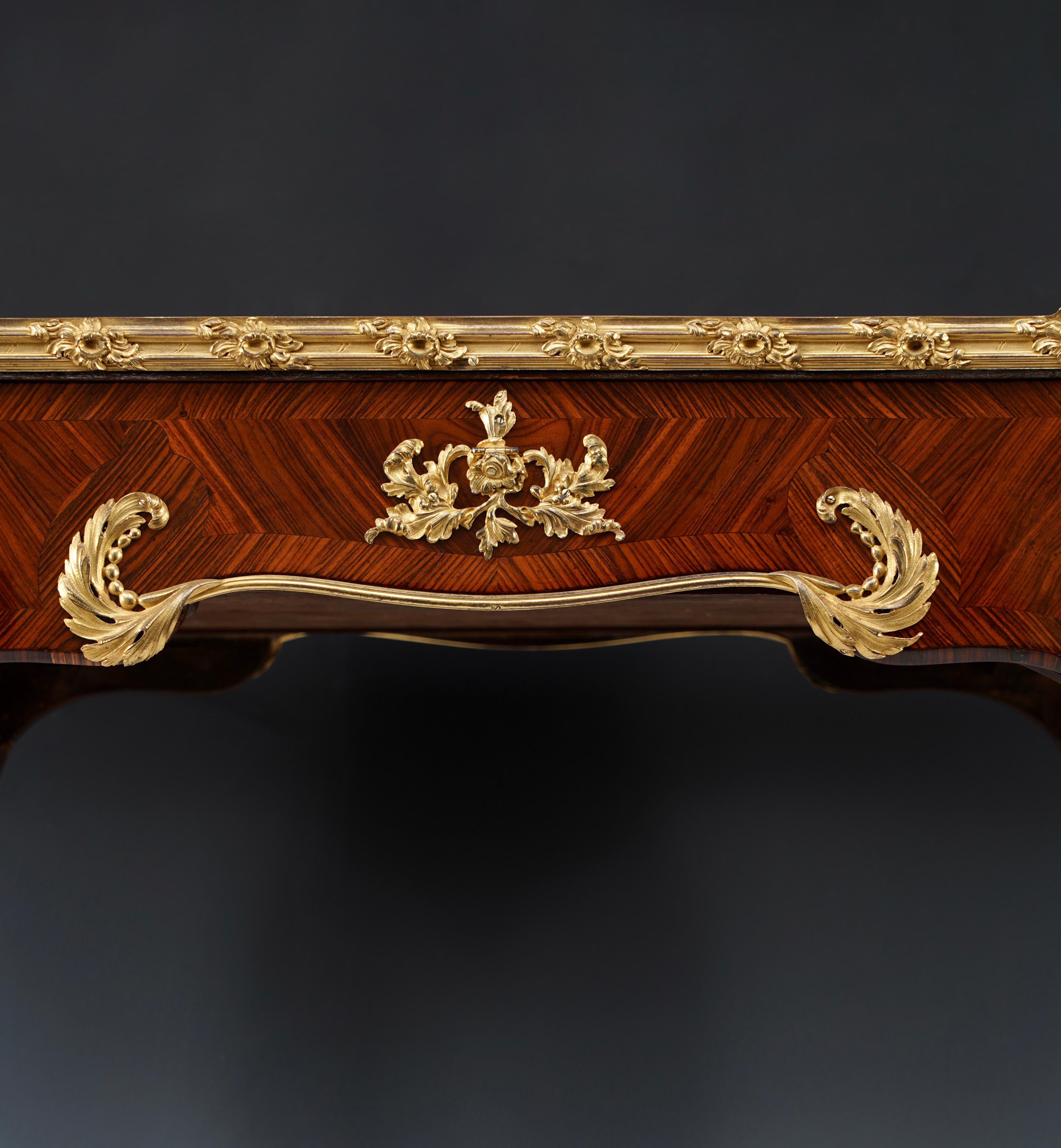 Doré Table à écrire d'inspiration Louis XV estampillée H. Nelson, France, vers 1880 en vente