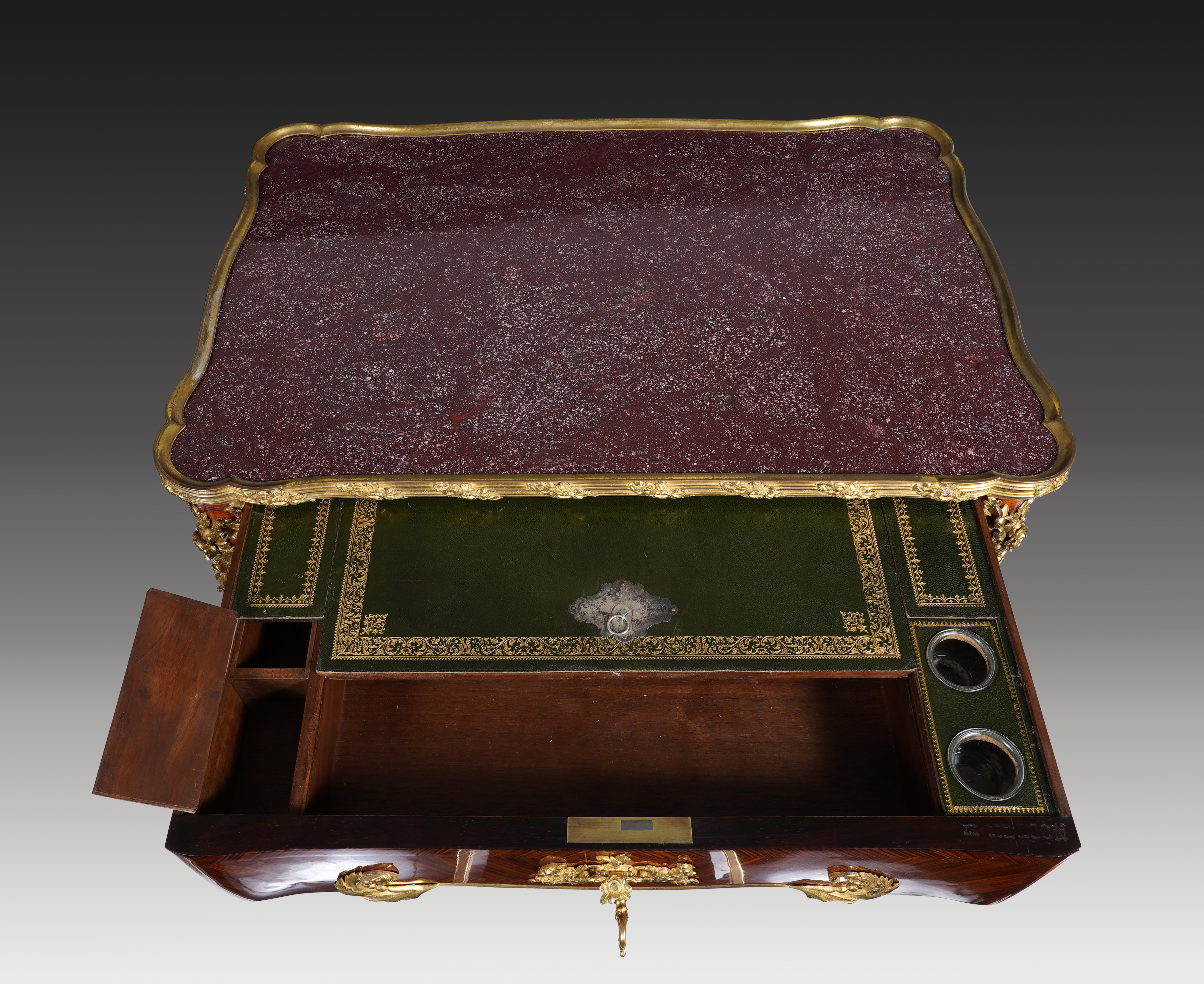 Table à écrire d'inspiration Louis XV estampillée H. Nelson, France, vers 1880 en vente 2