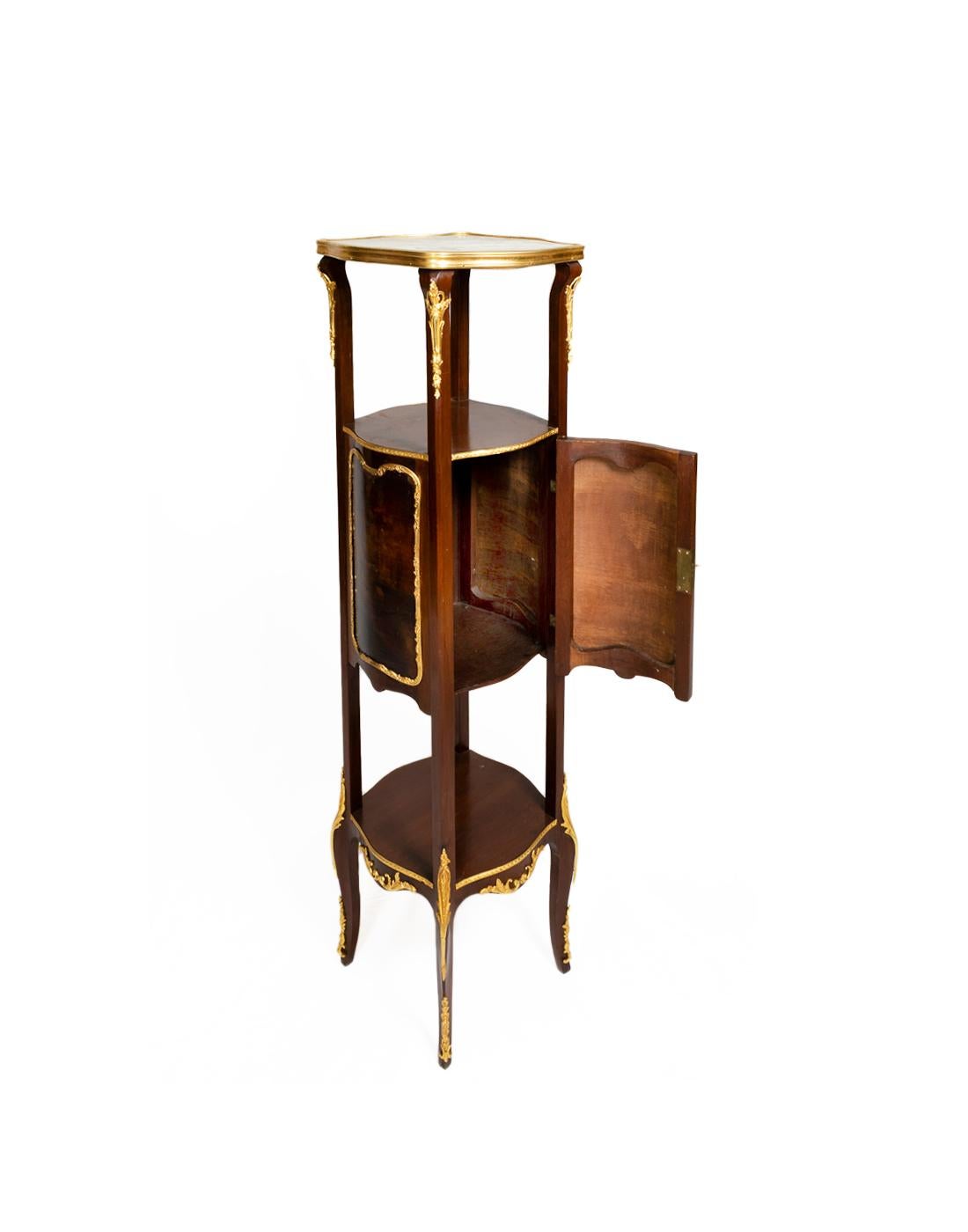 Pedestal de jardinera de estilo Luis XV montado en ormolina, fabricado a principios del siglo XX con exquisita atención a los detalles decorativos. Esta refinada pieza presenta cuatro paneles de Vernis Martin pintados a mano, cada uno de los cuales