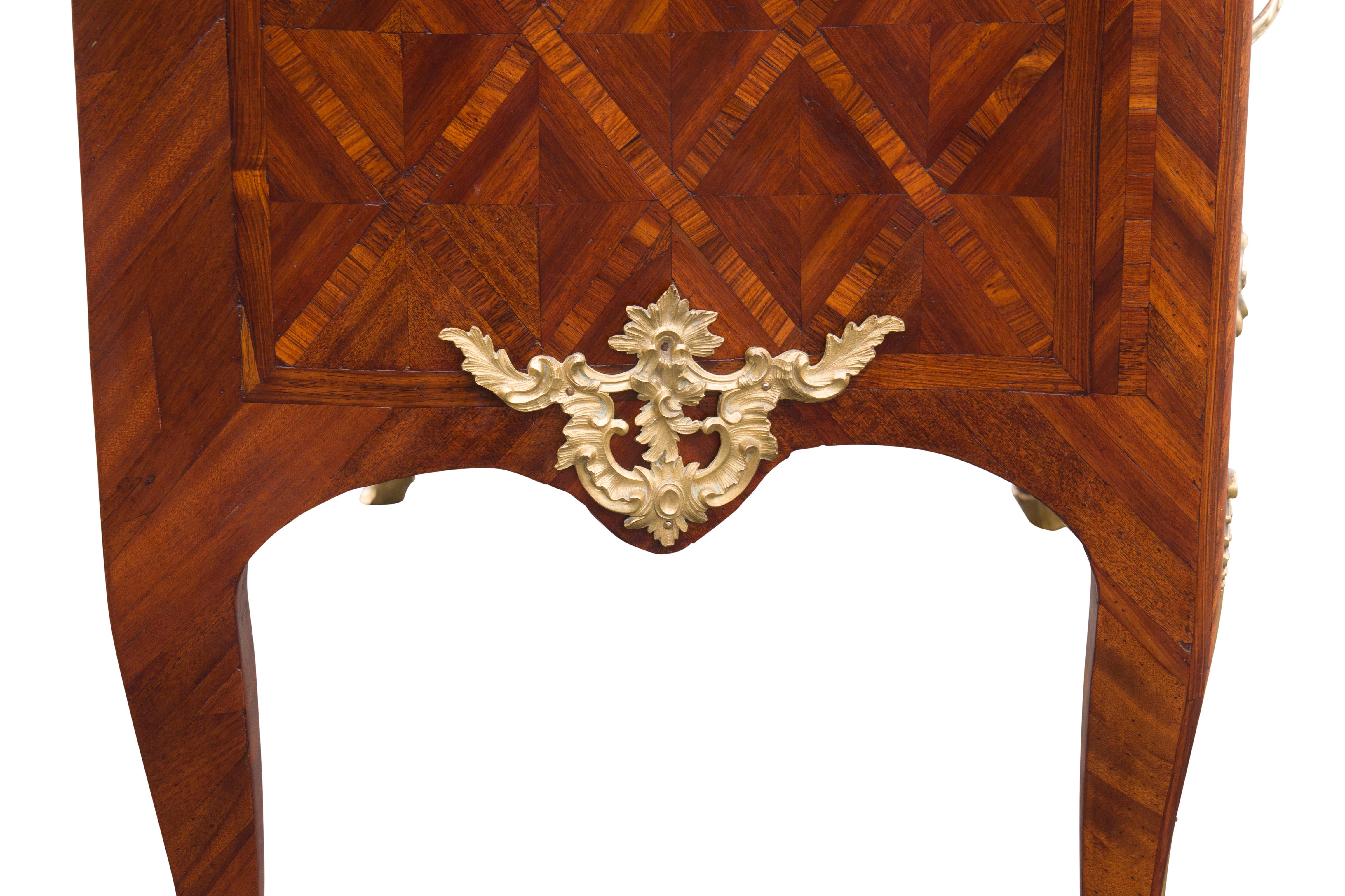 Commode Louis XV en bois de violette et parqueterie en vente 9
